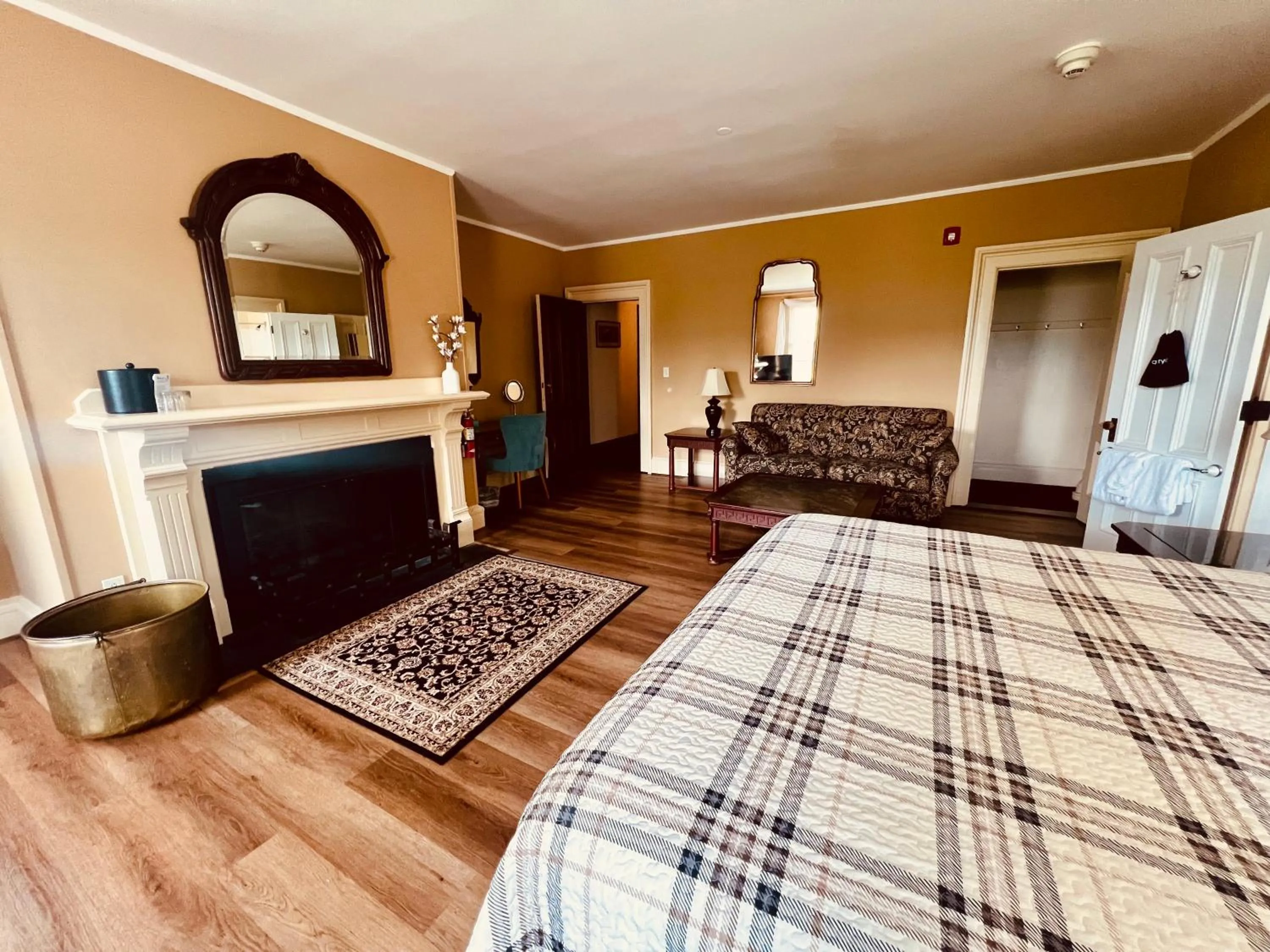 Bed in Stonehurst Manor Breakfast & Dinner Included