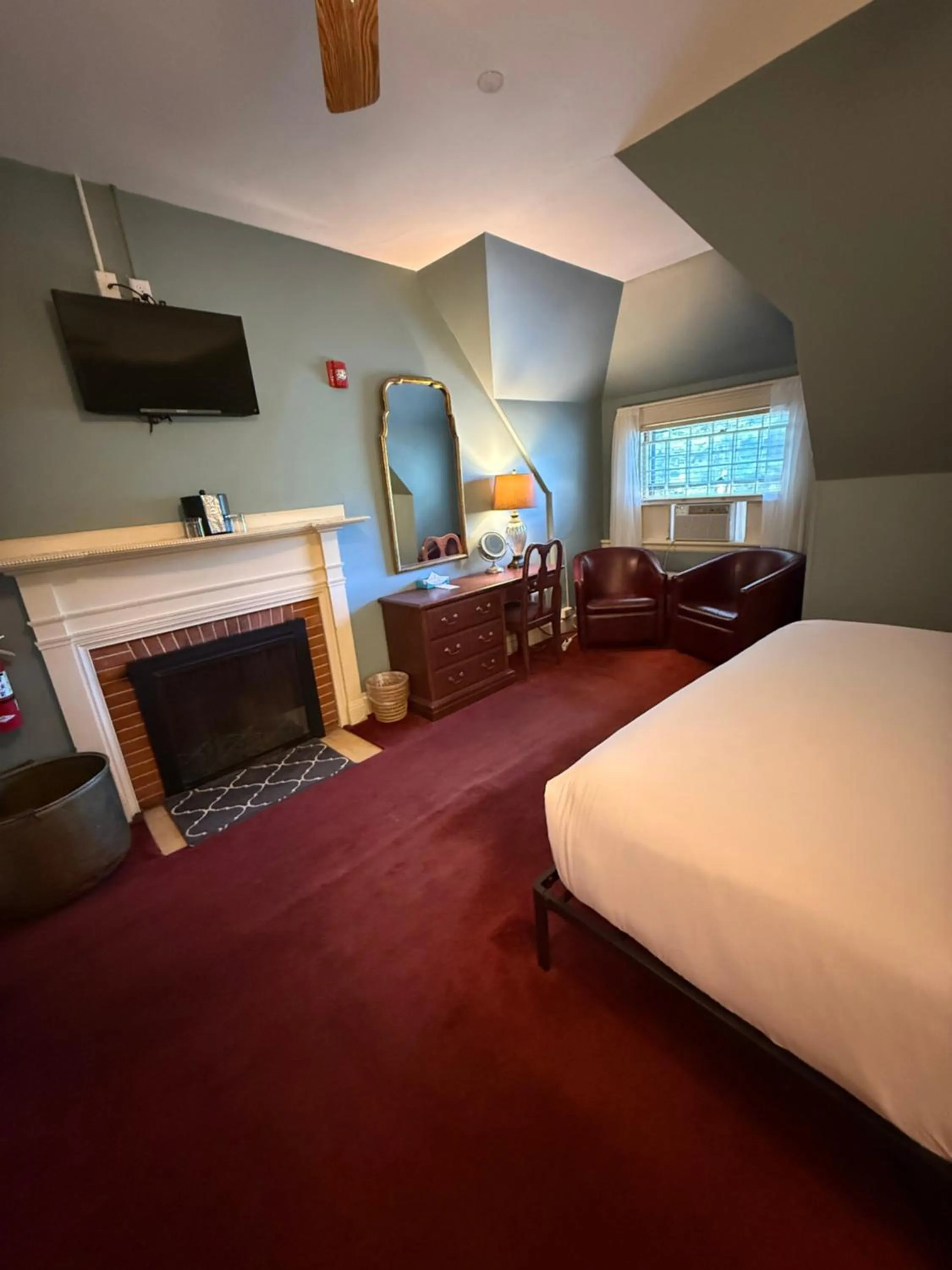 Bed in Stonehurst Manor Breakfast & Dinner Included