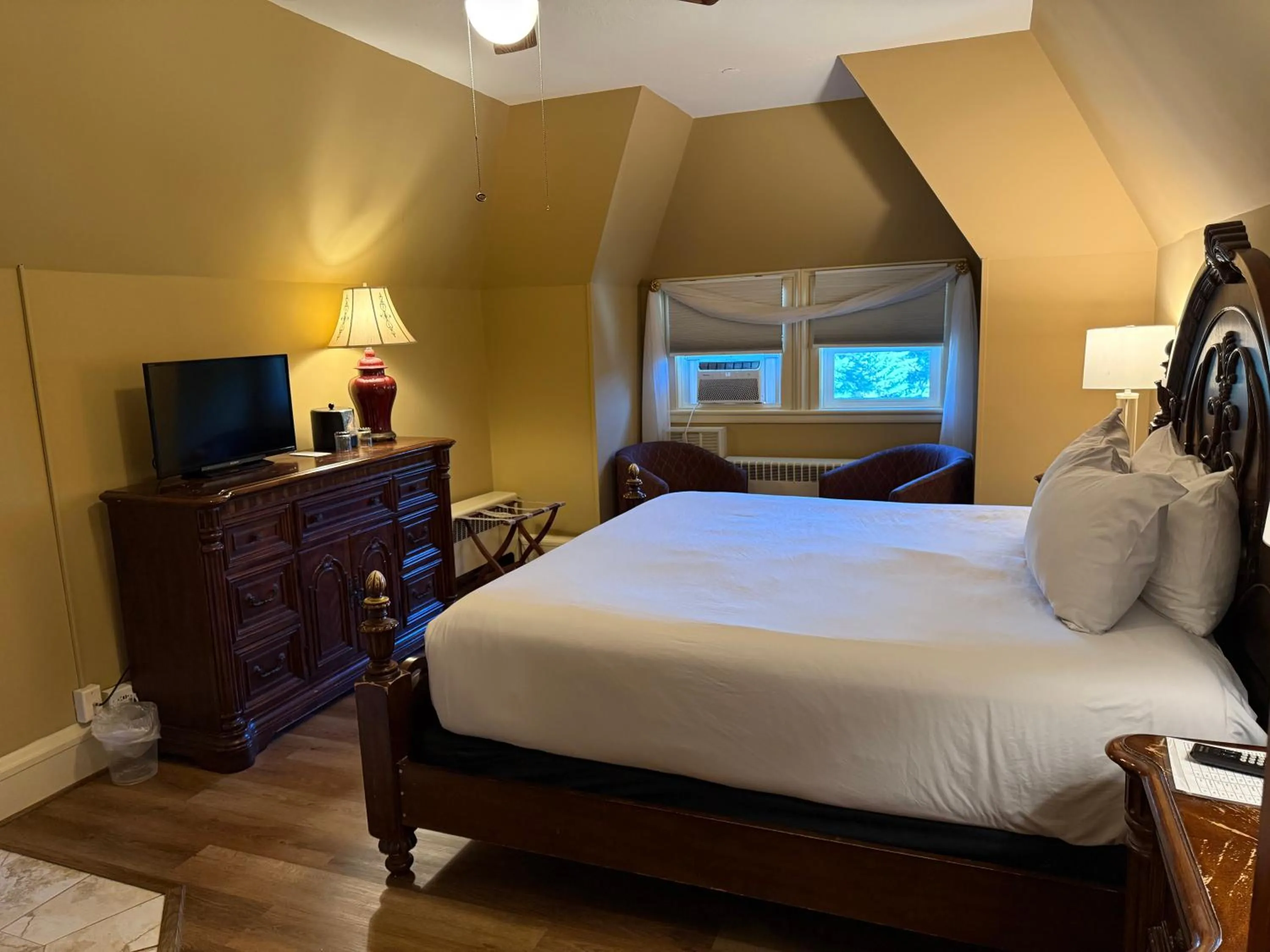 Bed in Stonehurst Manor Breakfast & Dinner Included