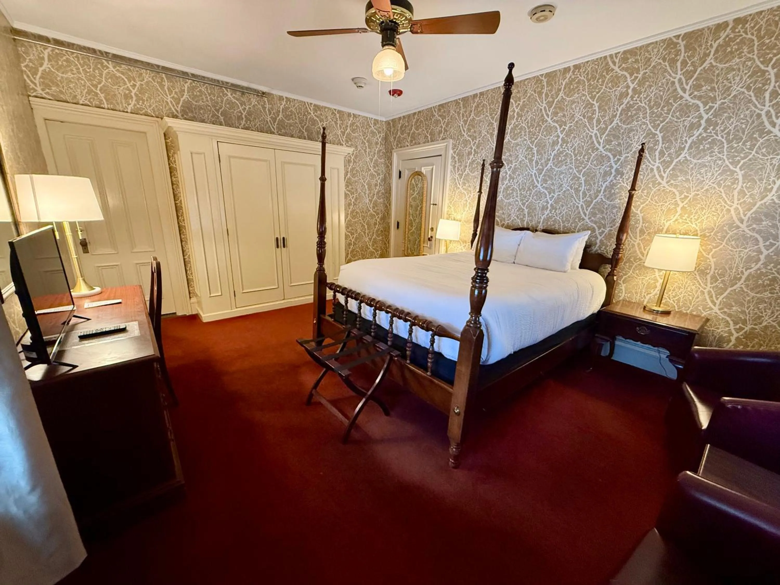 Bed in Stonehurst Manor Breakfast & Dinner Included