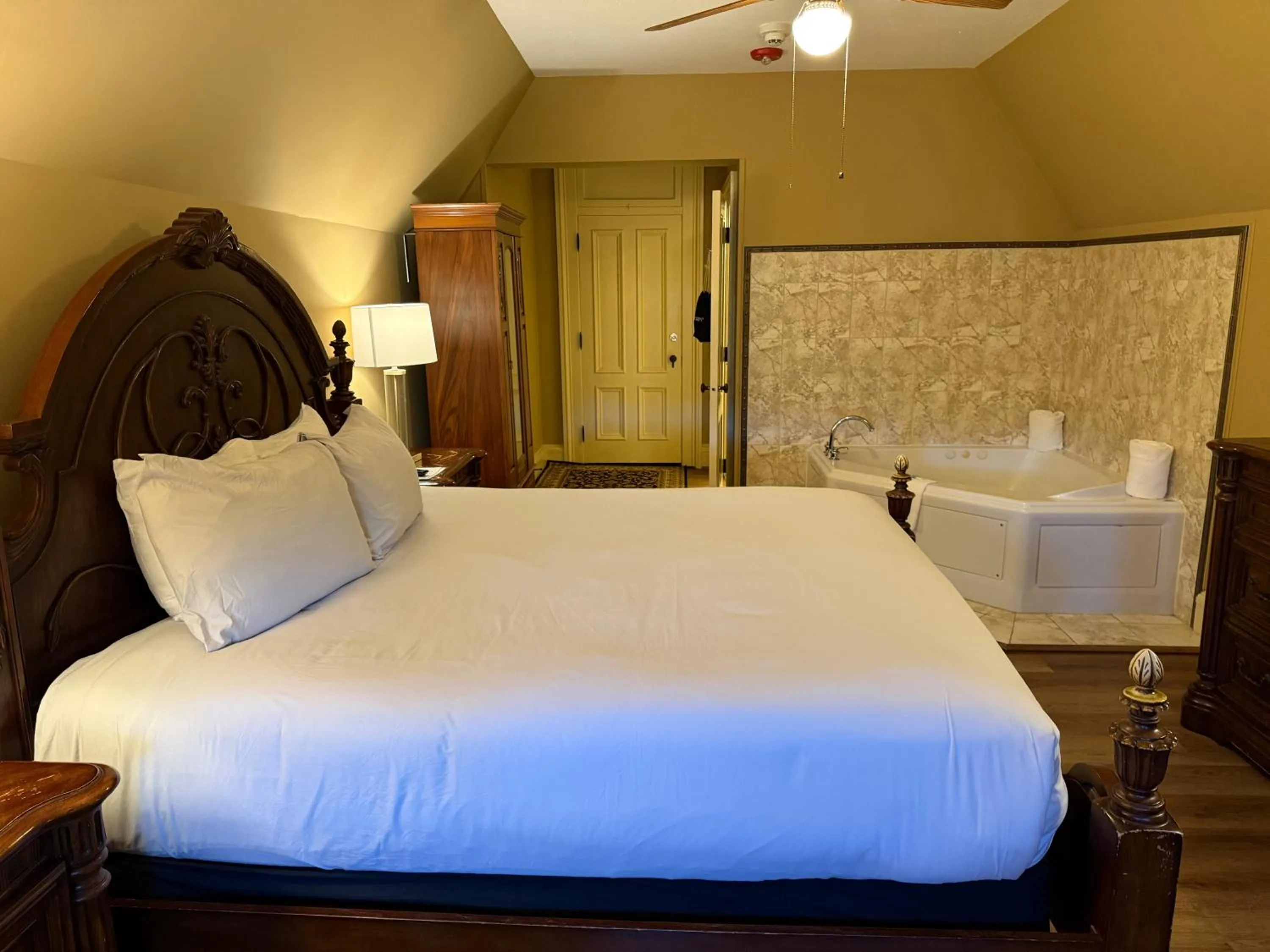 Bed in Stonehurst Manor Breakfast & Dinner Included