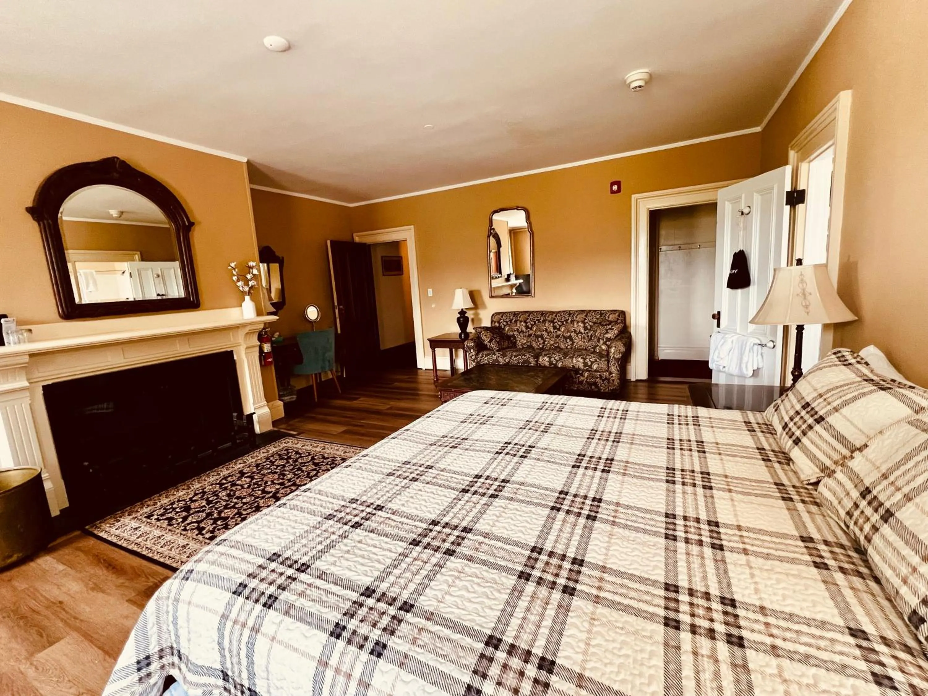 Bed in Stonehurst Manor Breakfast & Dinner Included