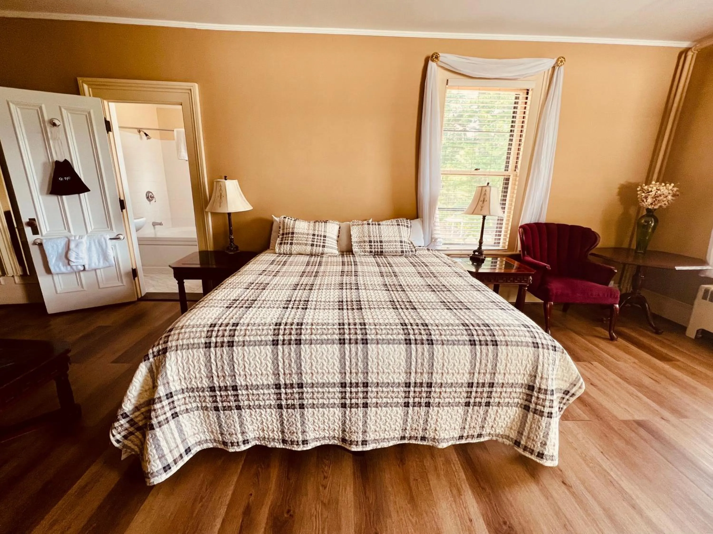 Bed in Stonehurst Manor Breakfast & Dinner Included