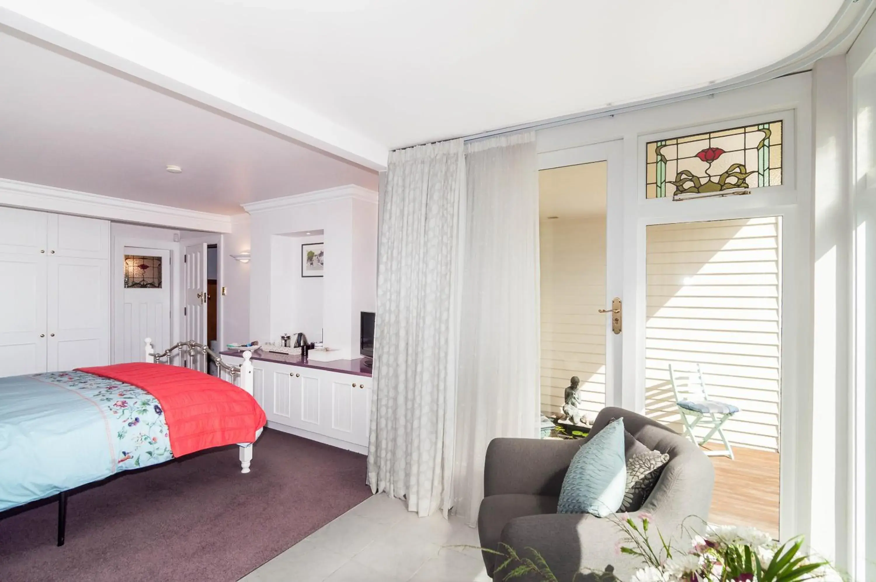 Queen Room with Private Patio in Dyers House Queen Room with Private Patio in Dyers House