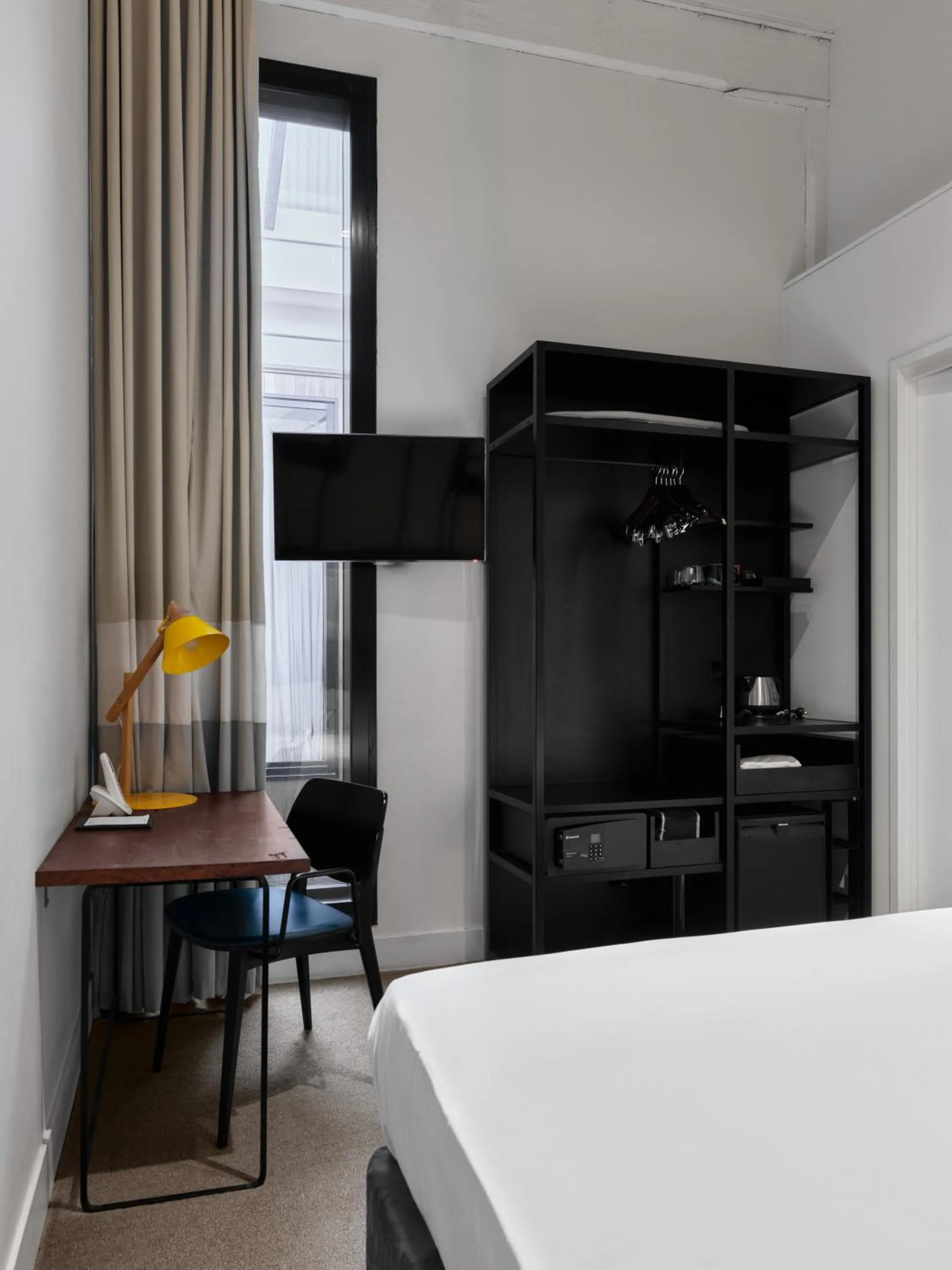 TV and multimedia, Bed in Hotel Woolstore 1888, Sydney - Handwritten Collection