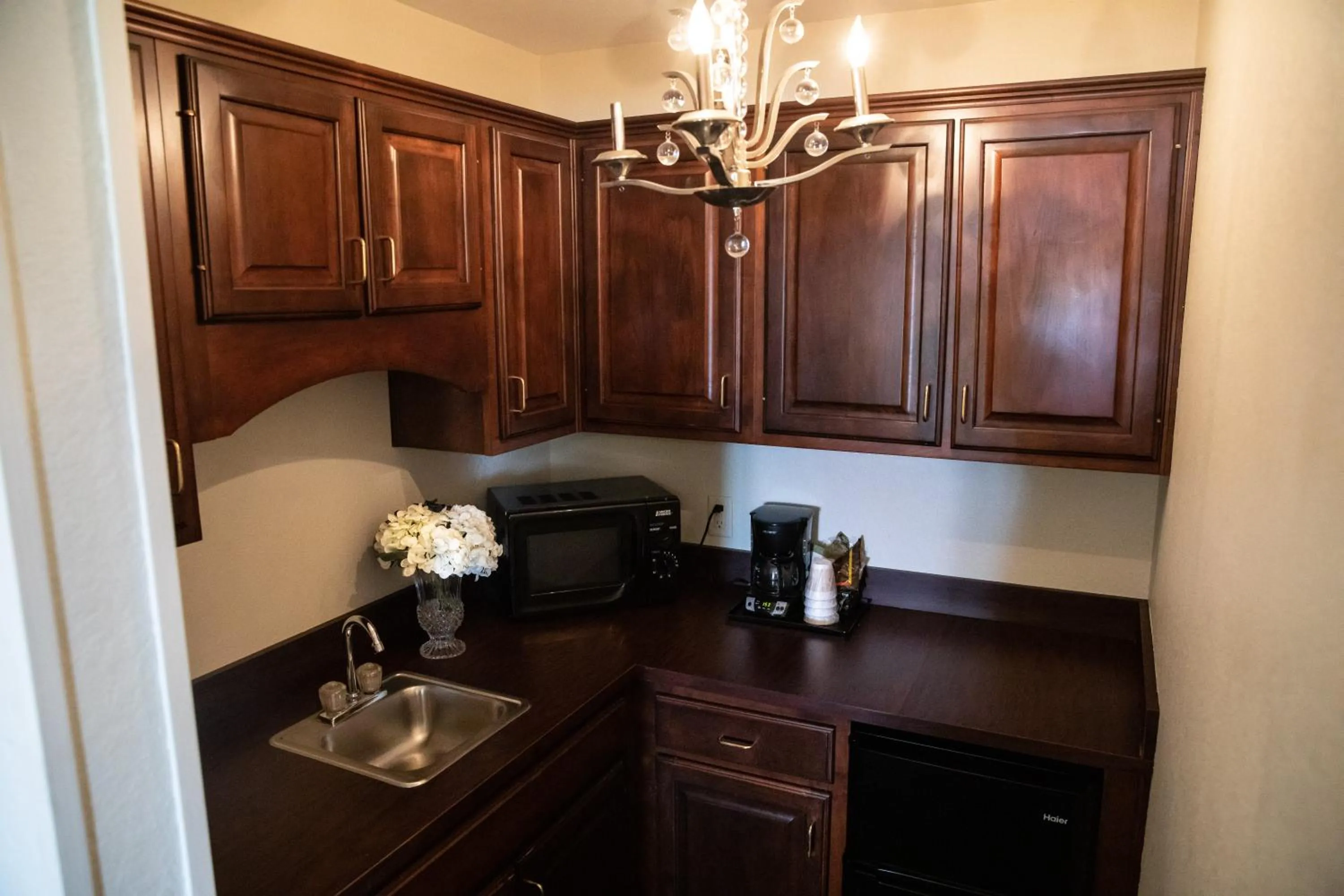 Kitchen or kitchenette in Hatfield Inn