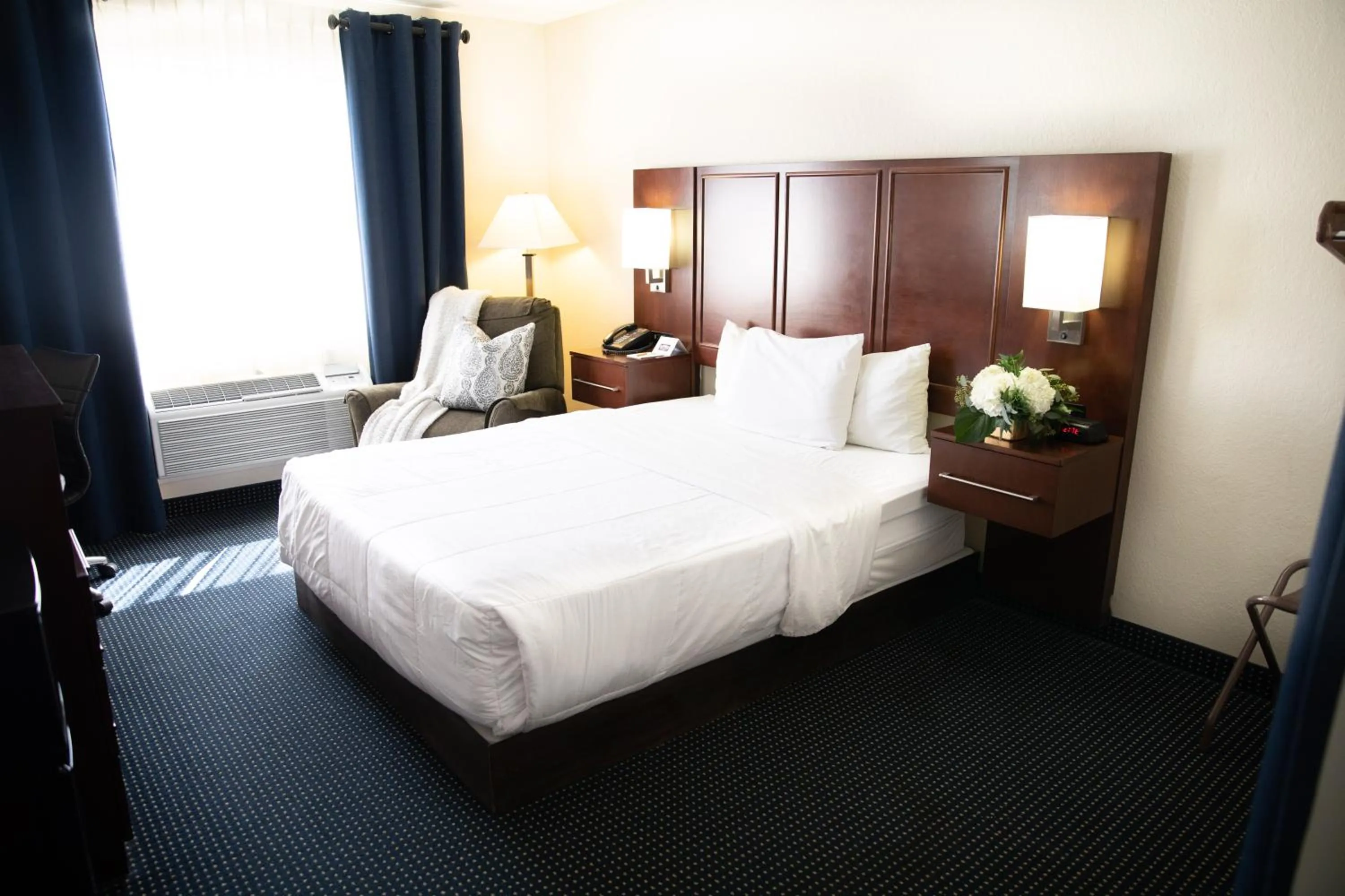 Photo of the whole room in Hatfield Inn