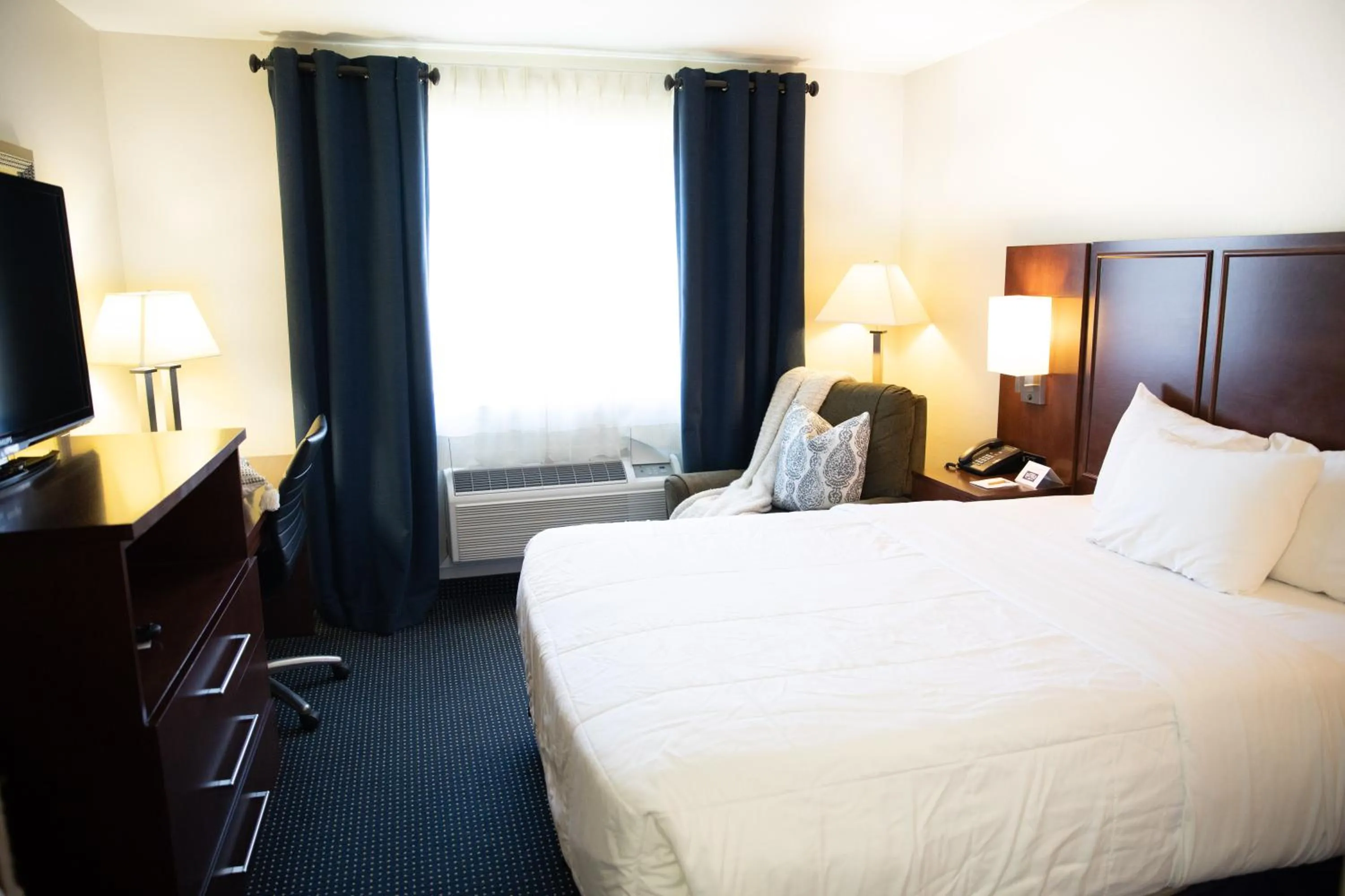 Photo of the whole room in Hatfield Inn