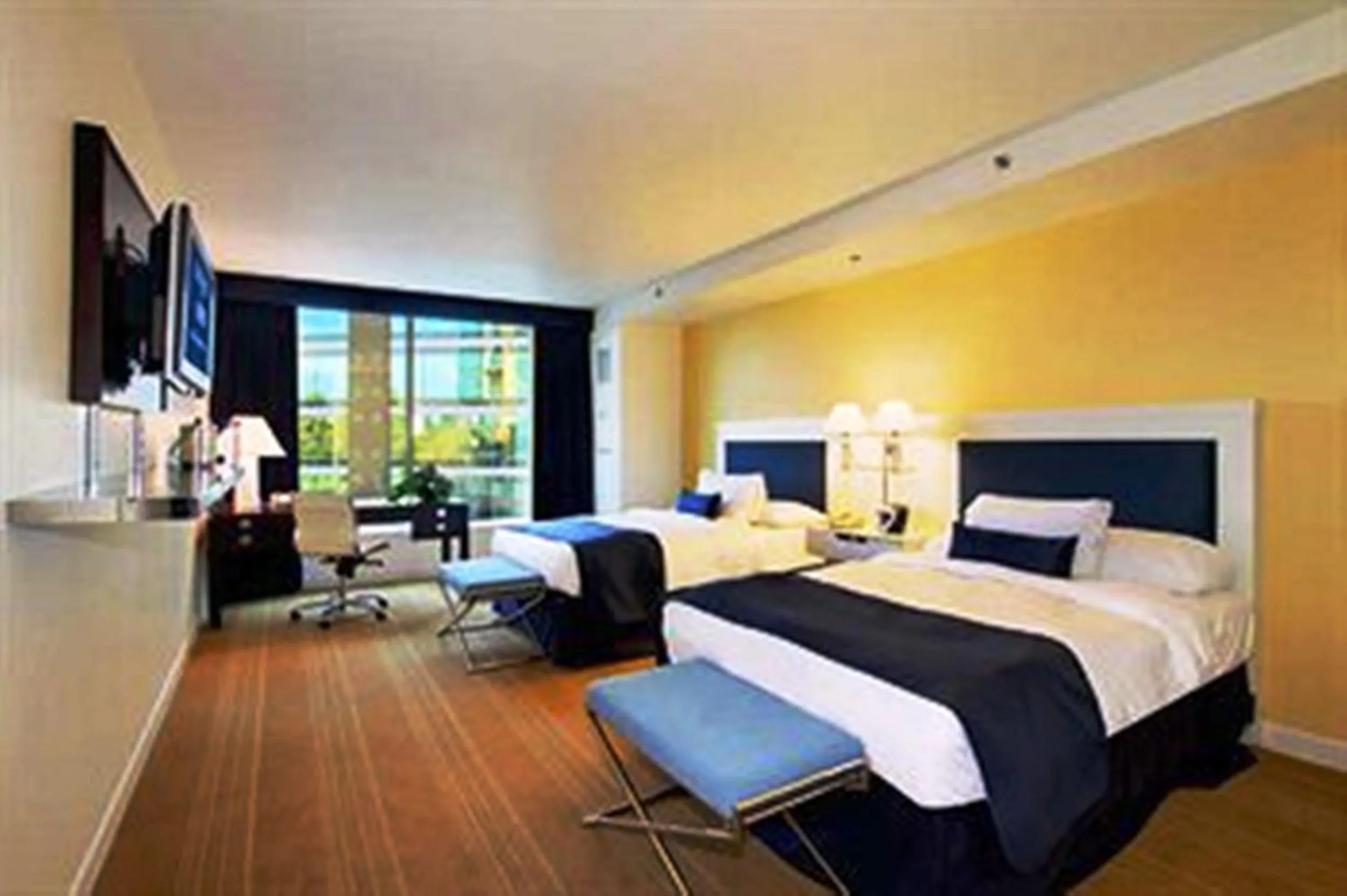 Photo of the whole room, Bed in University Plaza Waterfront Hotel