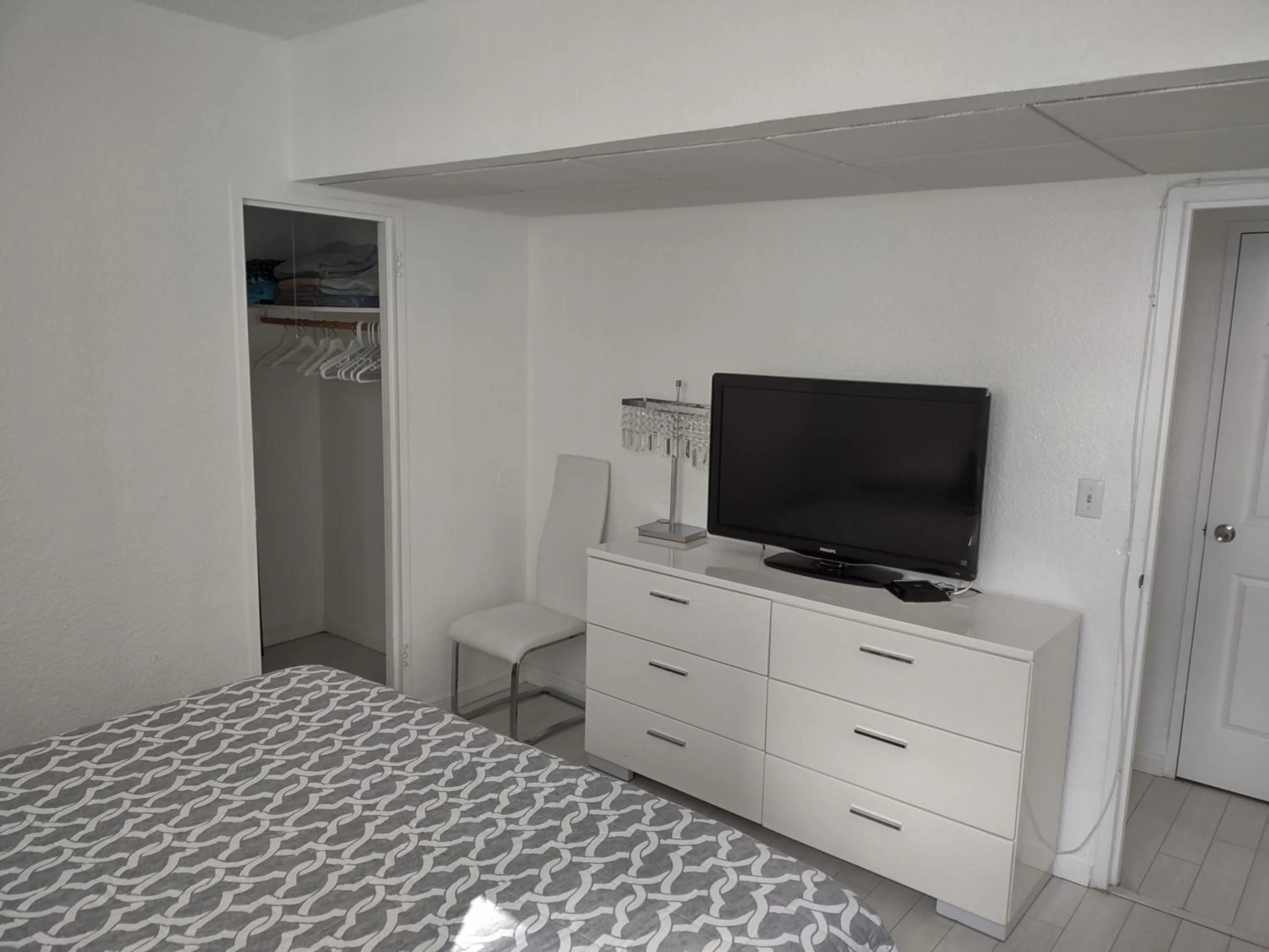 TV and multimedia, Bed in Tides Apt on Hollywood Beach