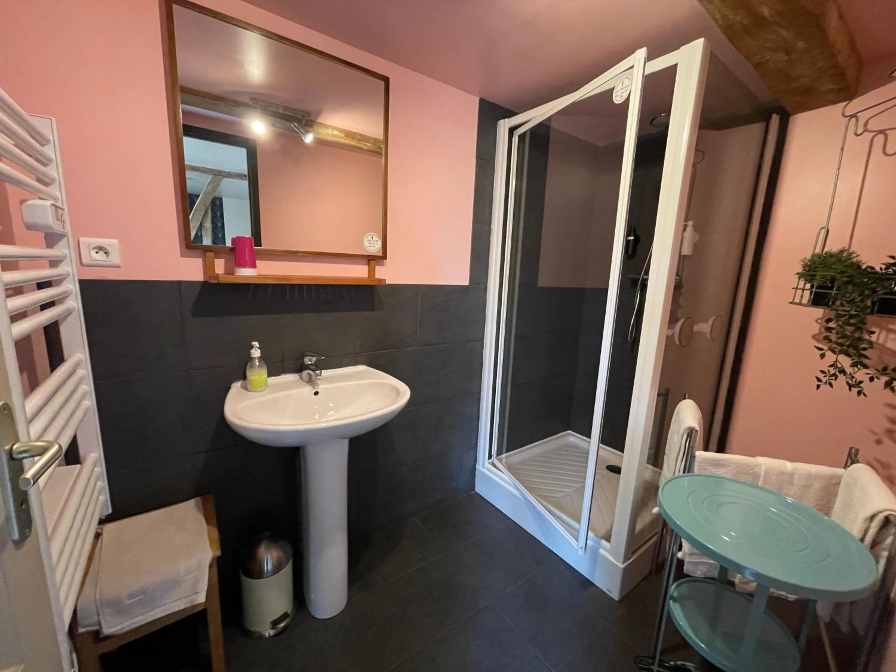 Bathroom in Au Presbytère de Saigneville