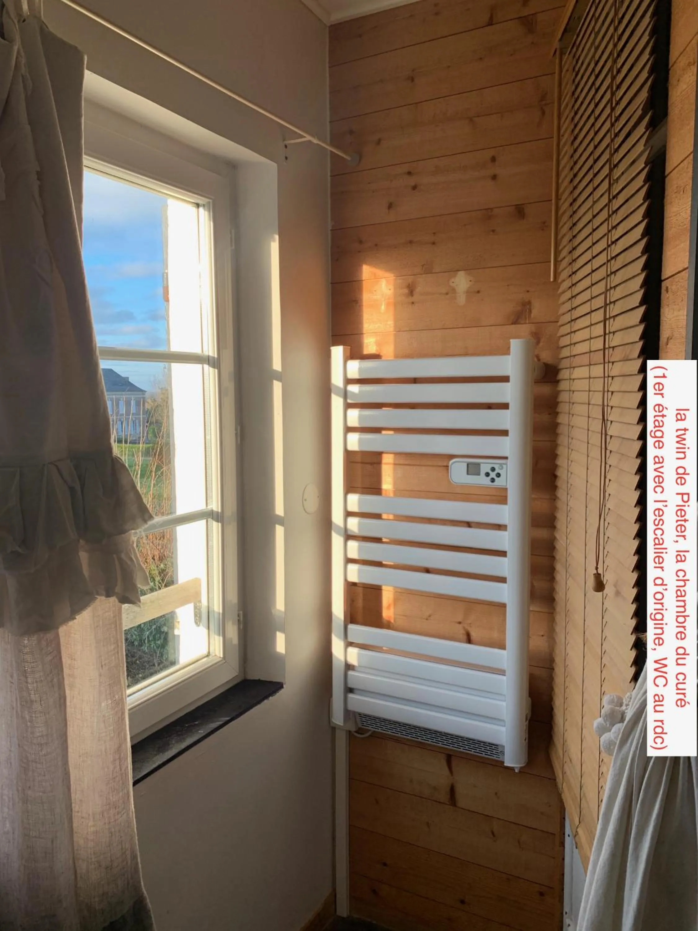 Bathroom, Bed in Au Presbytère de Saigneville