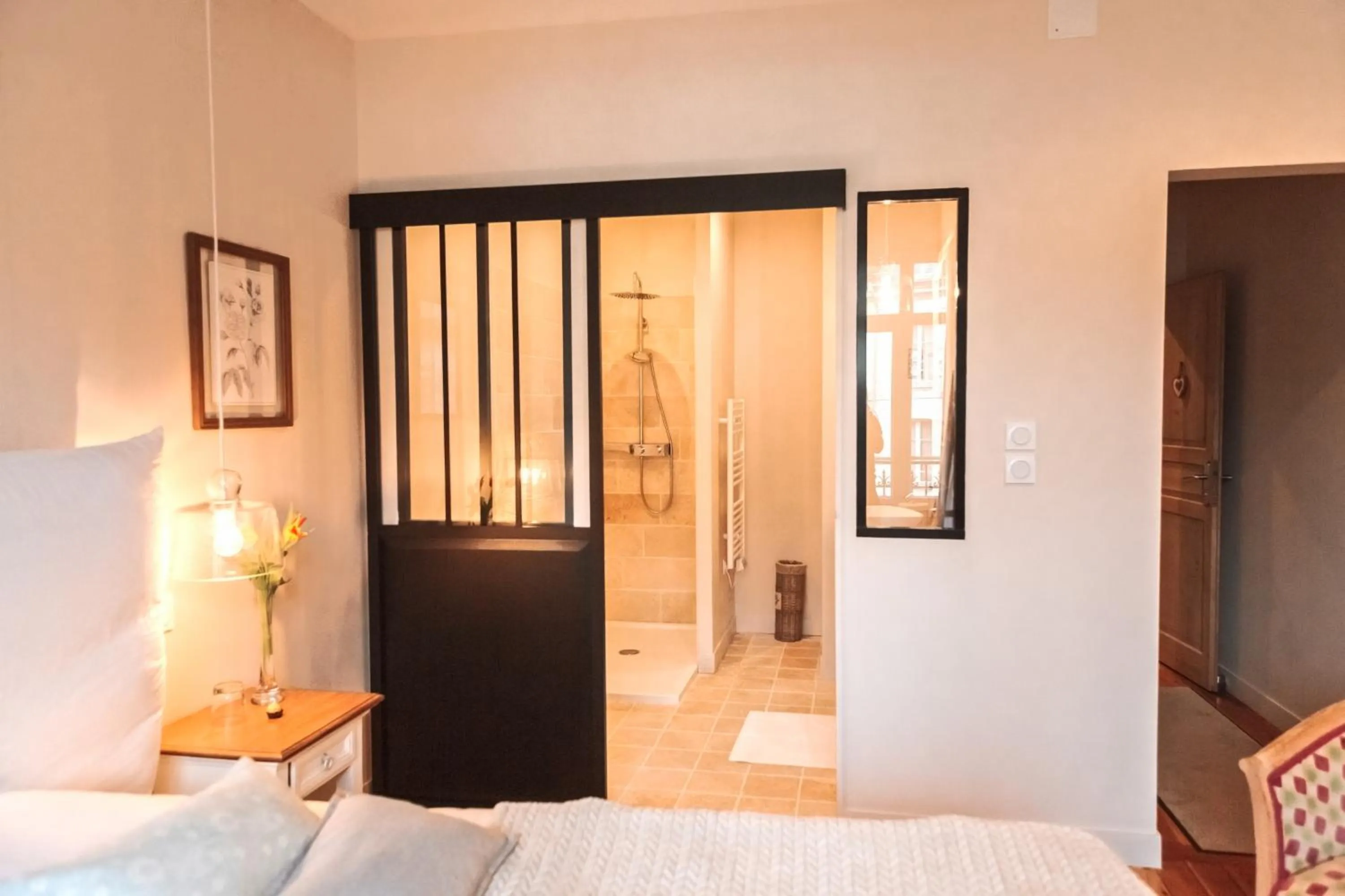 Bathroom, Bed in Chambre Roméo ou Juliette