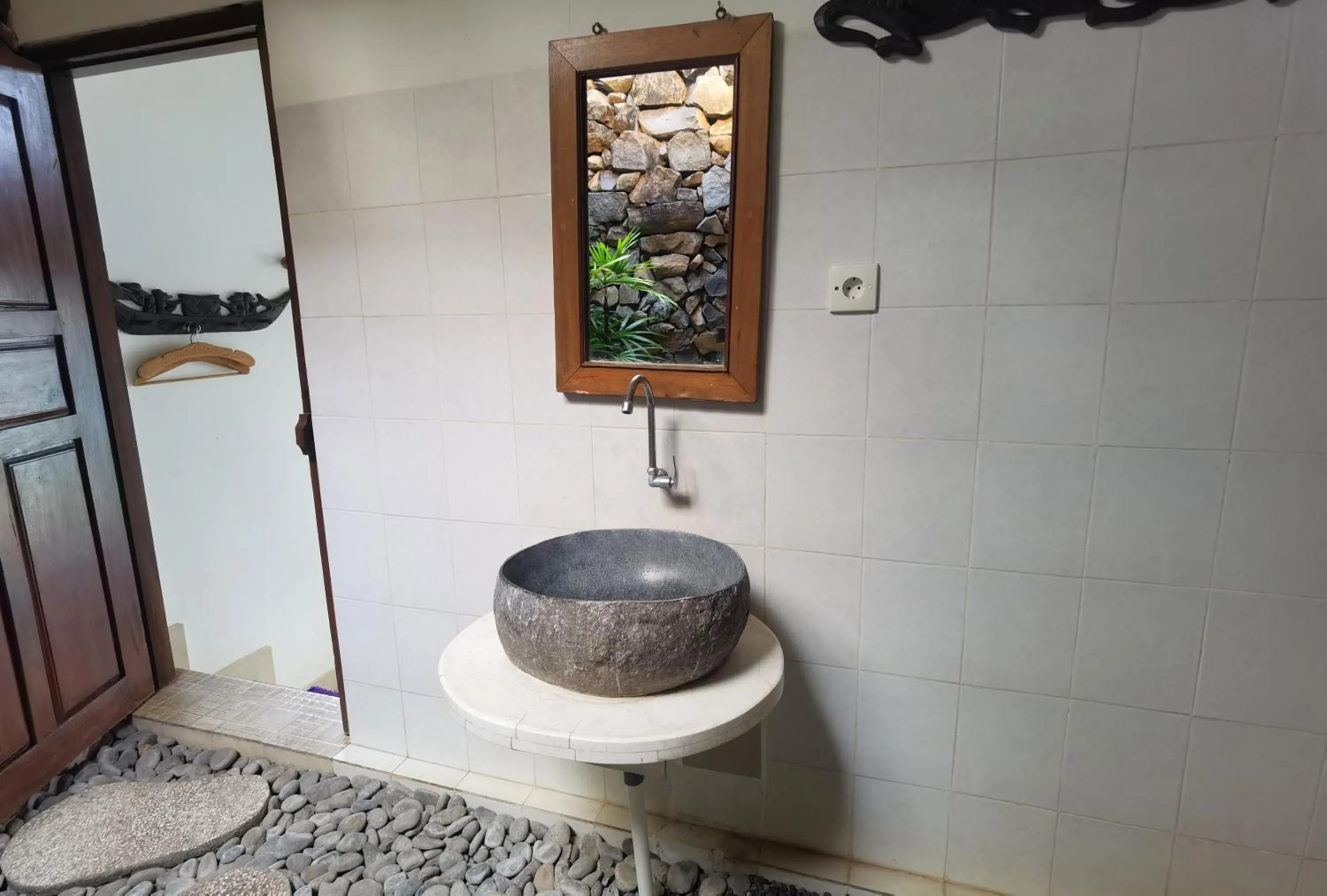 Bathroom in Wawa Wewe Rock