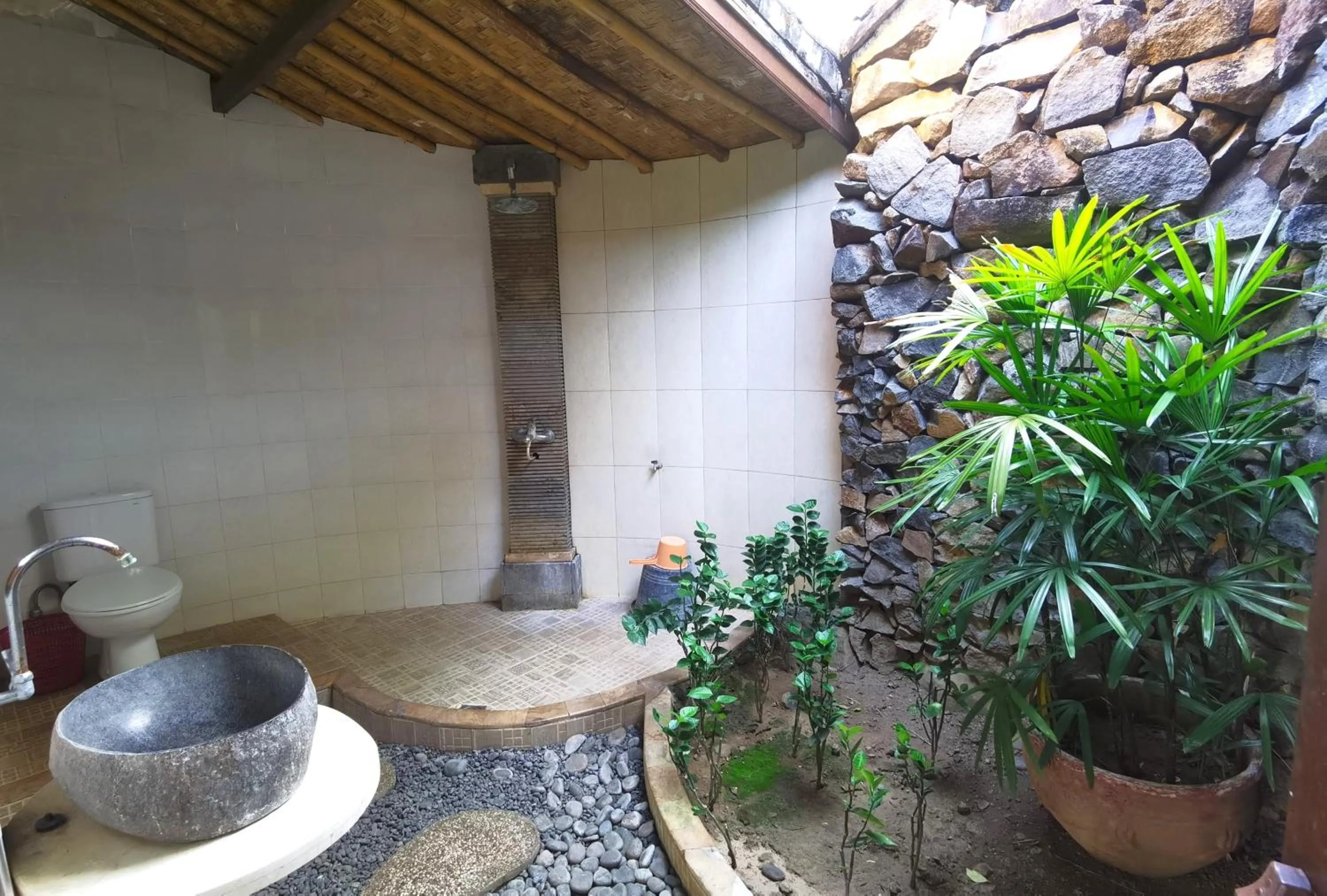 Bathroom in Wawa Wewe Rock