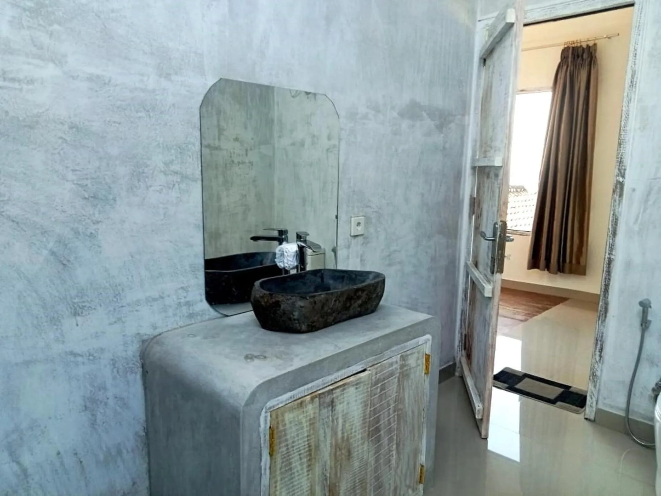 Bathroom in Wawa Wewe Rock