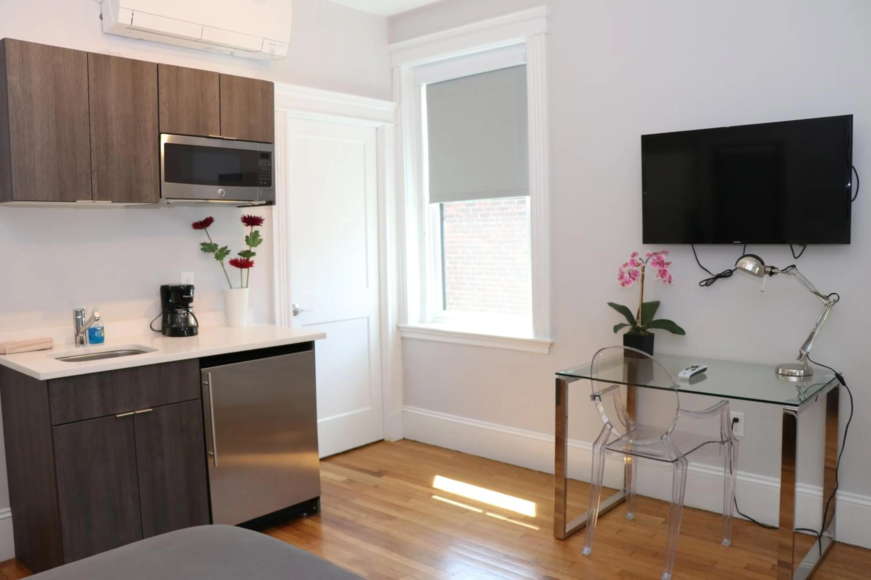 TV and multimedia in A Stylish Stay w/ a Queen Bed, Heated Floors.. #23