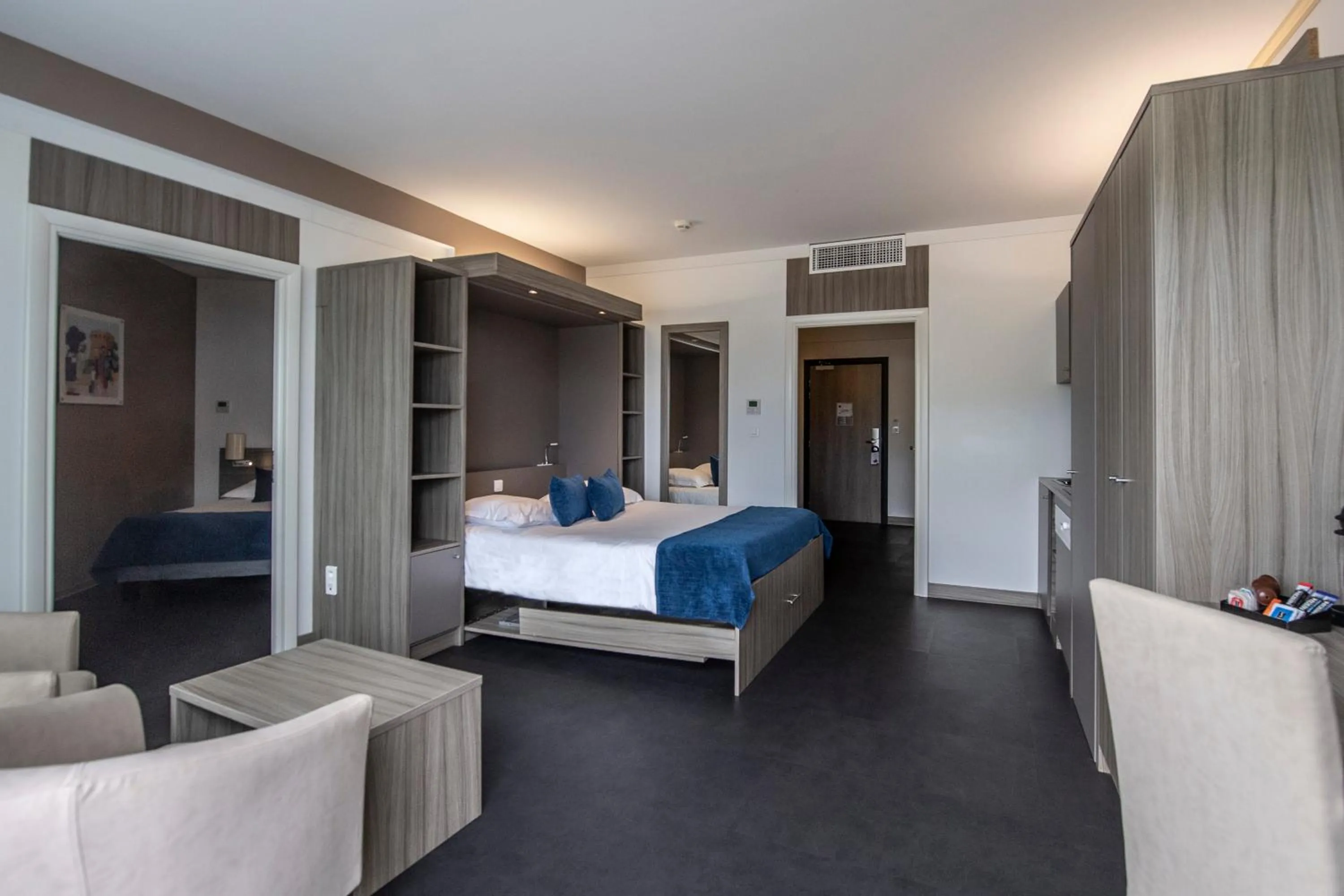 Photo of the whole room, Bed in Suite Home Porticcio