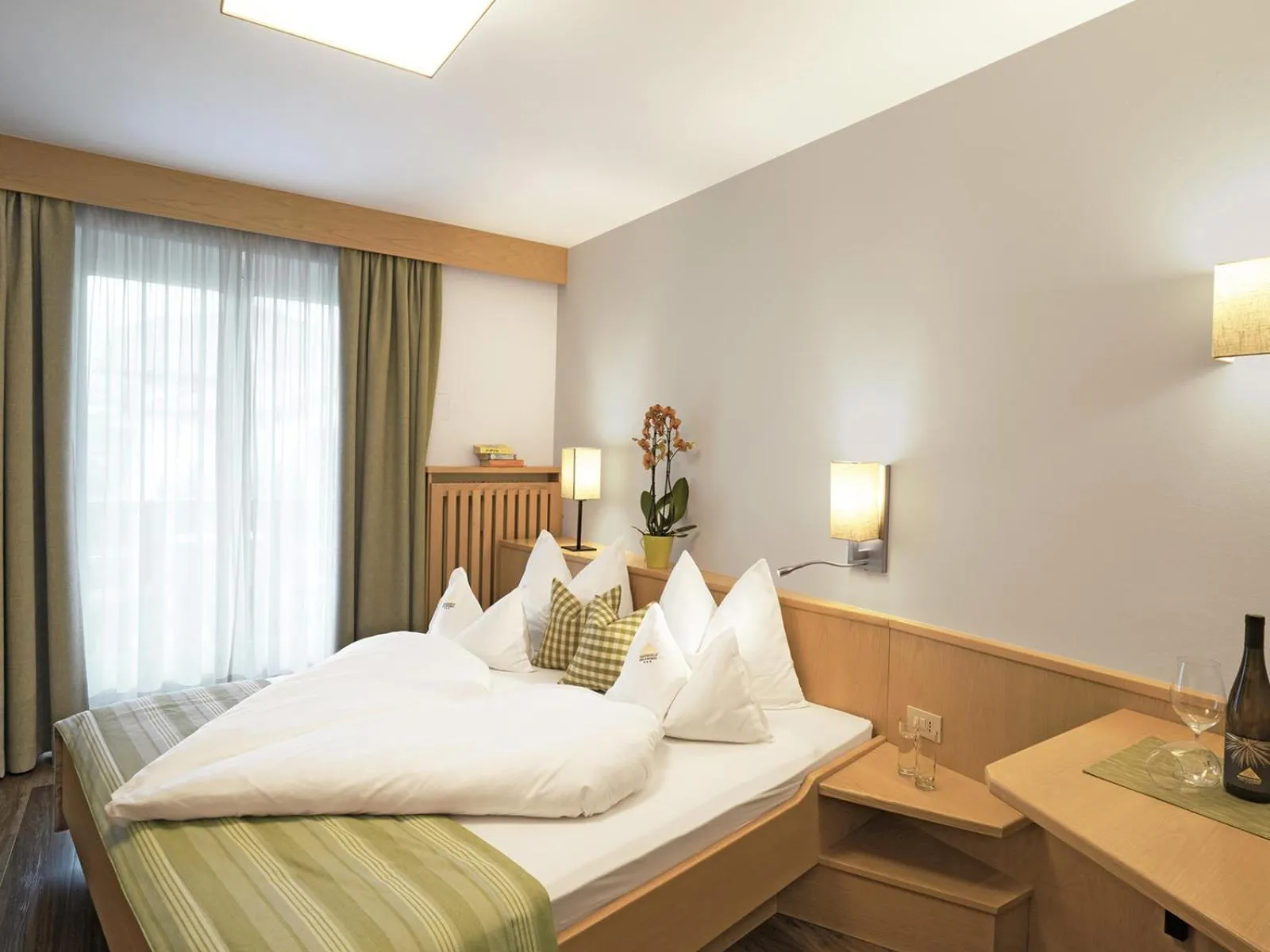 Swimming pool, Bed in Hotel Sonnenhof