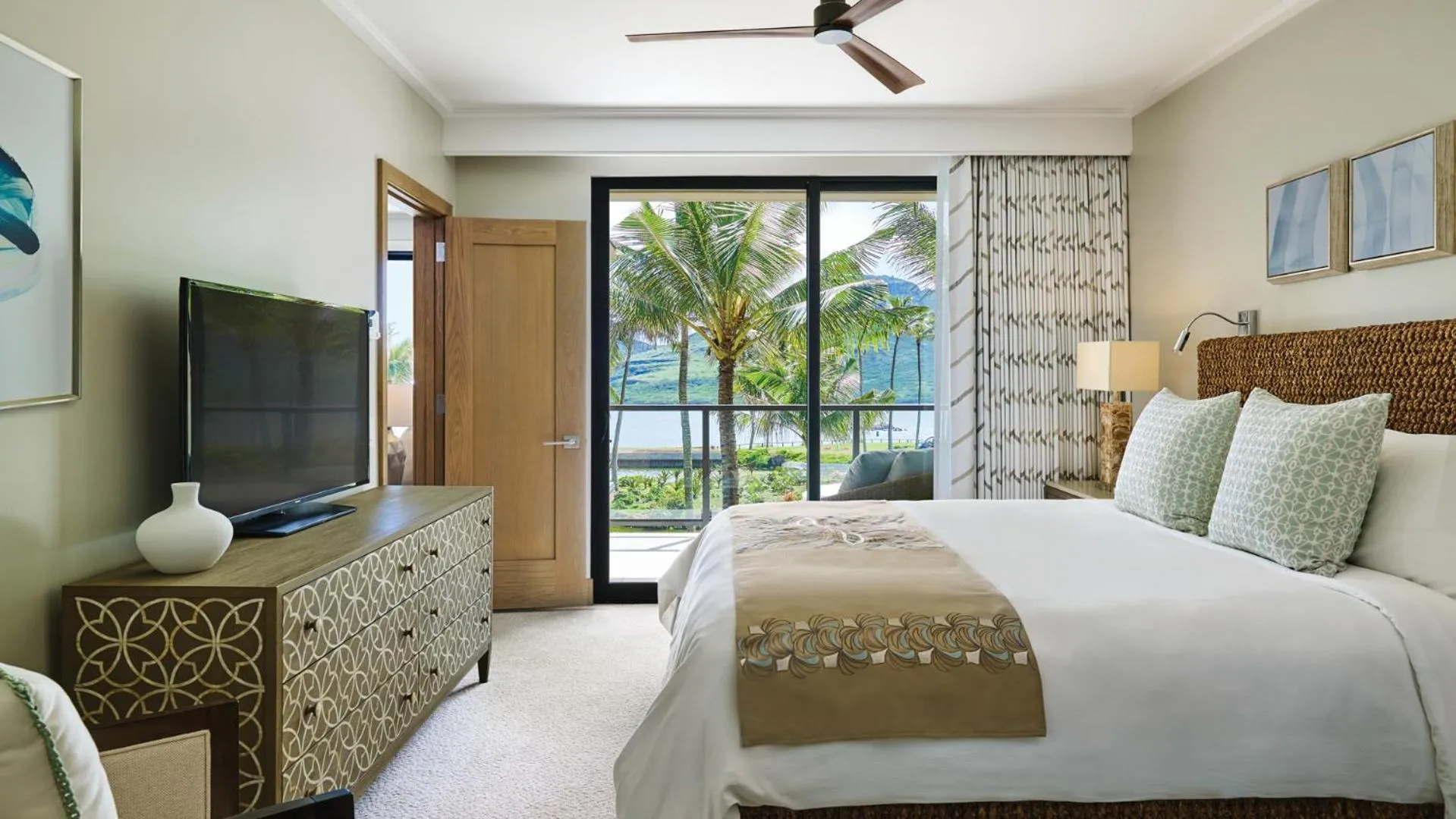 Bedroom, Bed in Timbers Kauai Ocean Club & Residences