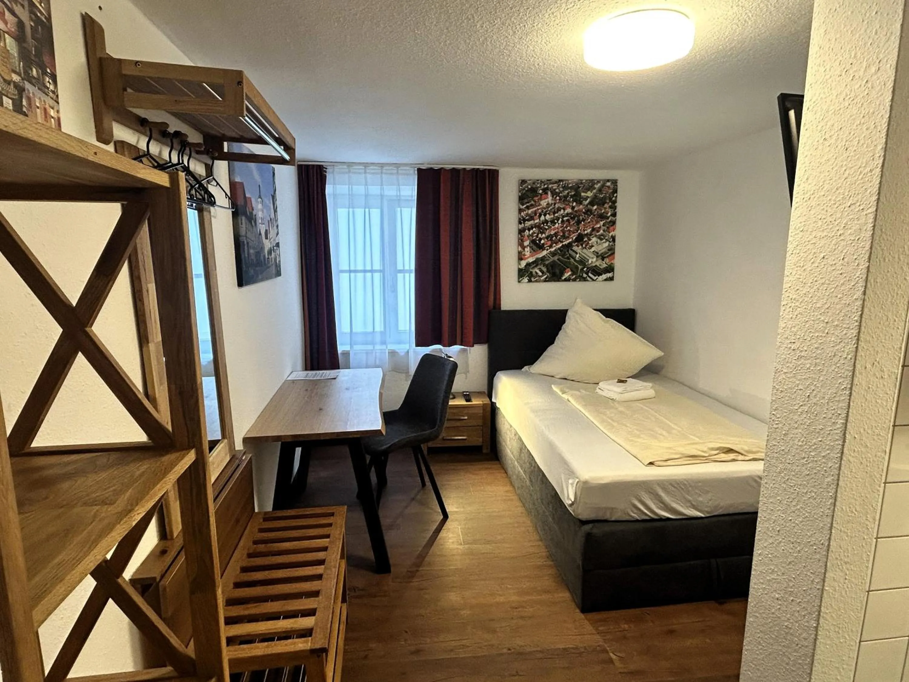 Photo of the whole room, Bed in Brauereigasthof zur Münz seit 1586