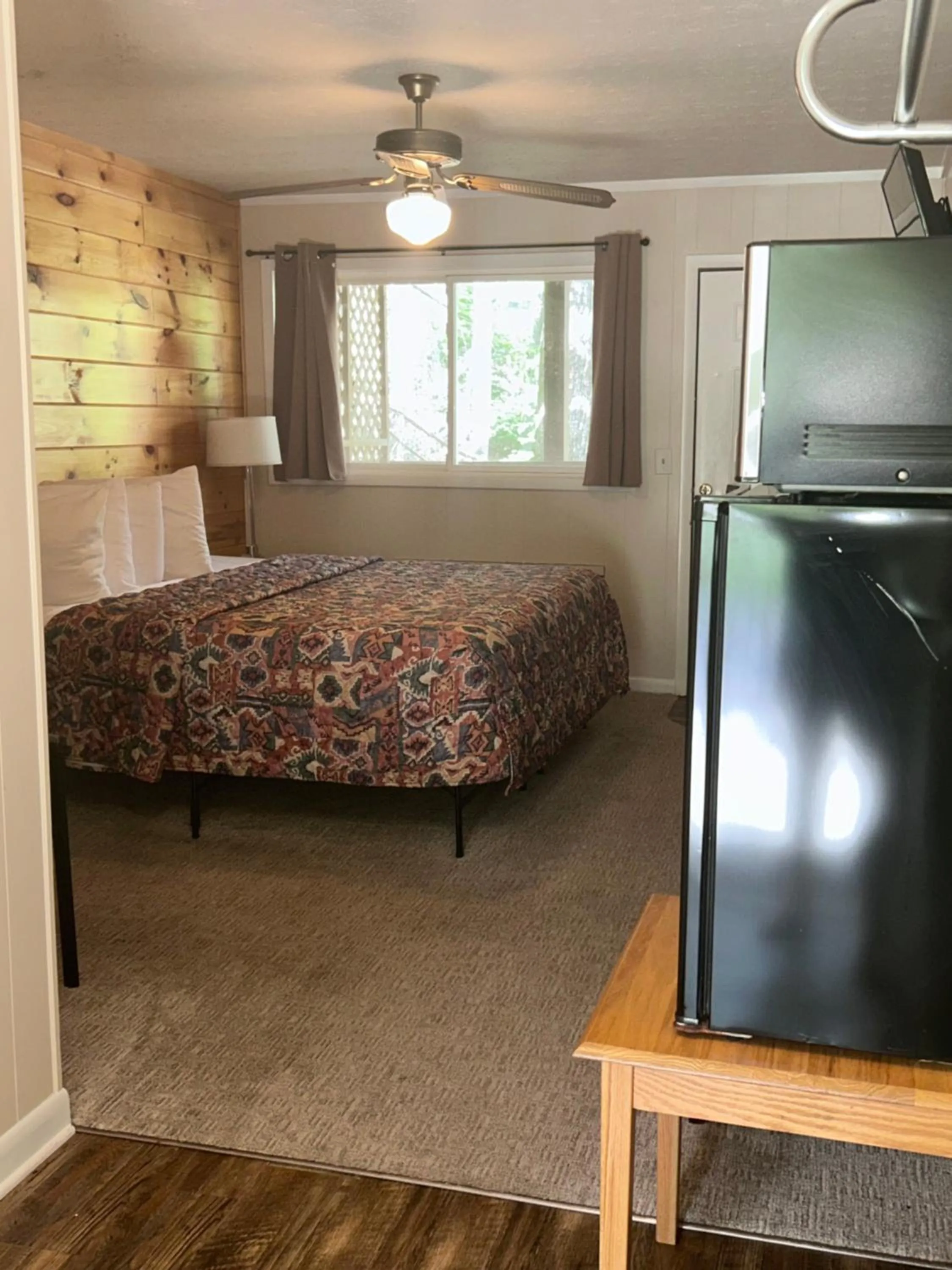 Bed in Stony Creek Motel