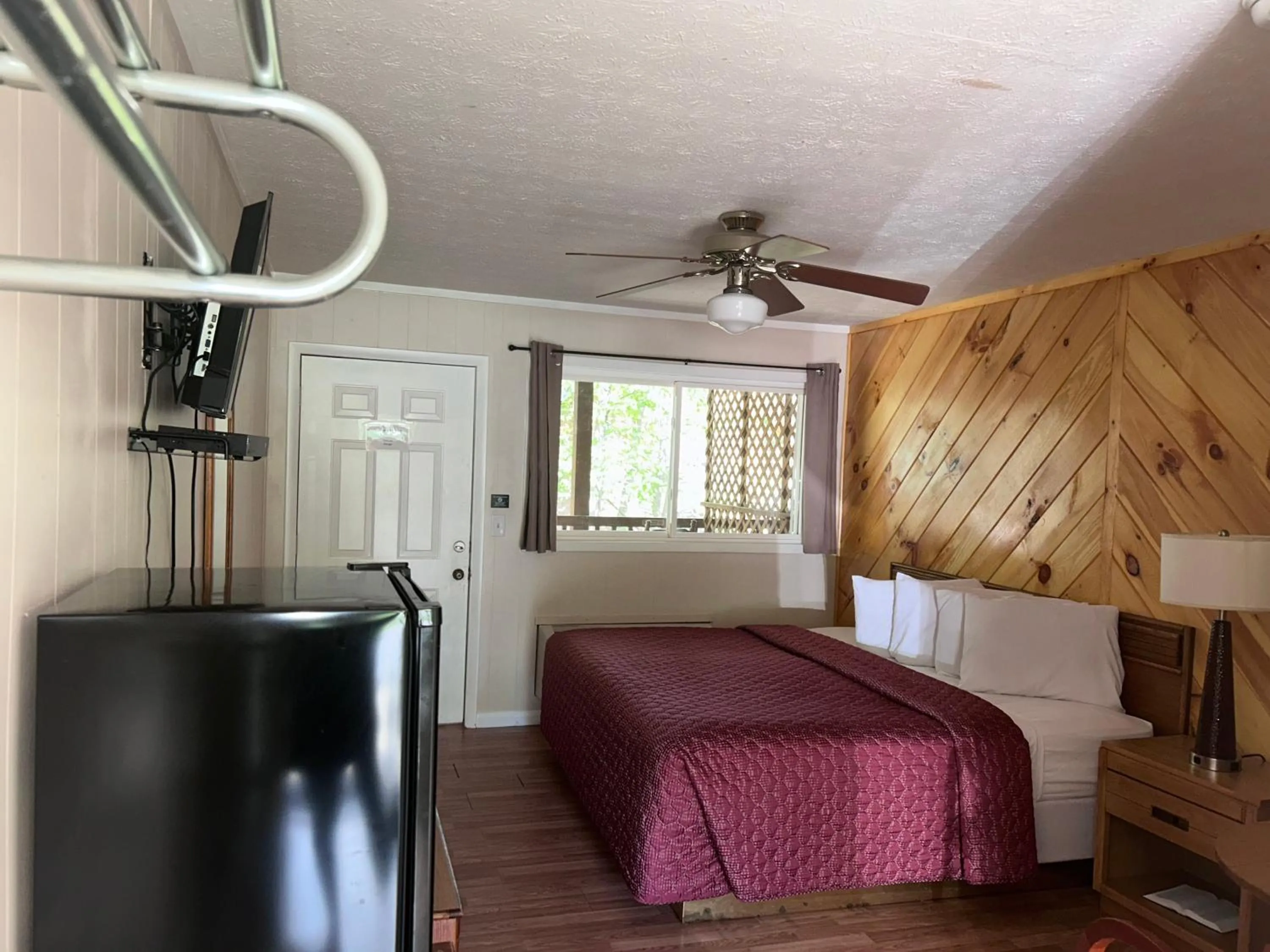 Bed in Stony Creek Motel