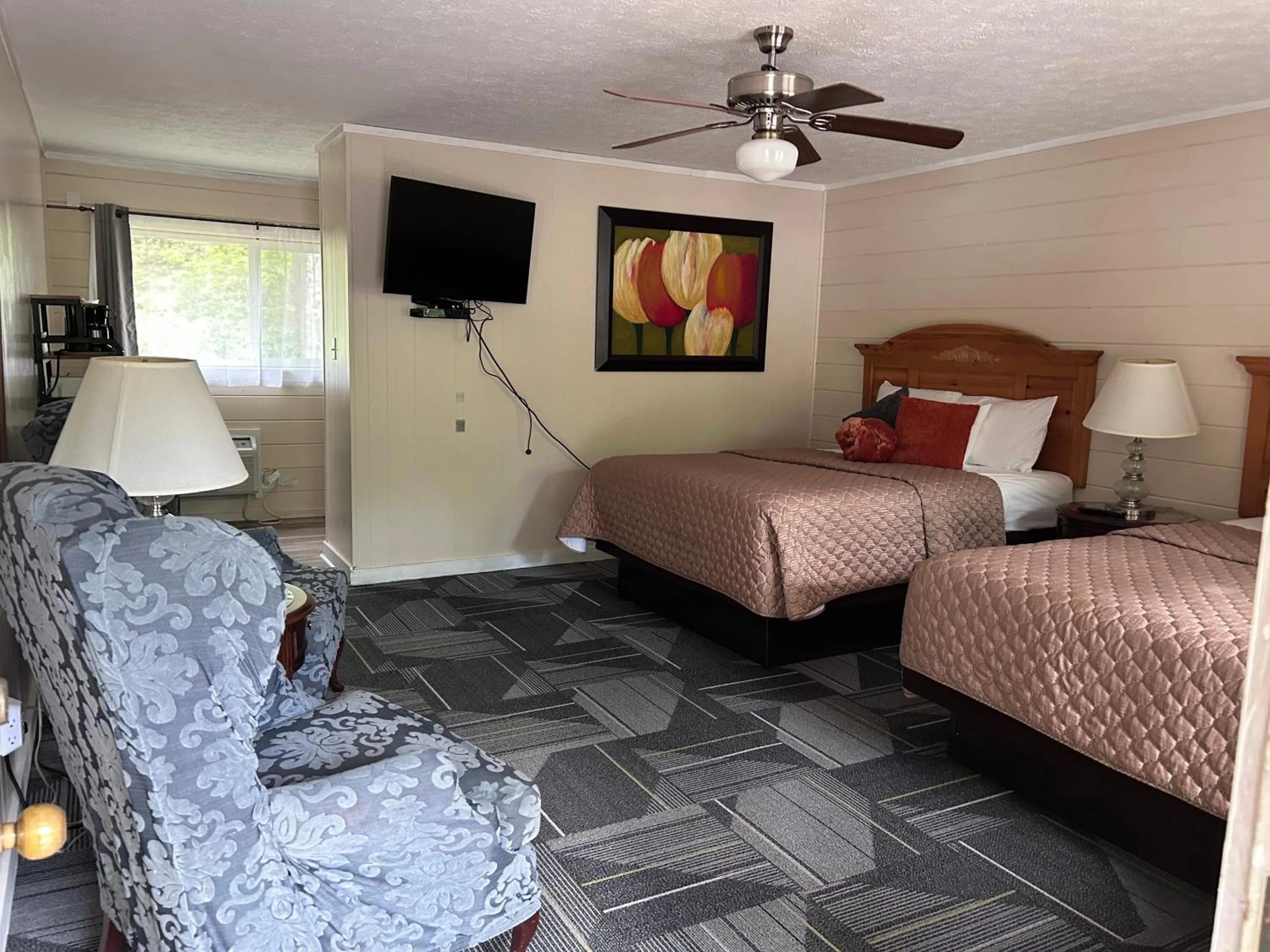 Bed in Stony Creek Motel