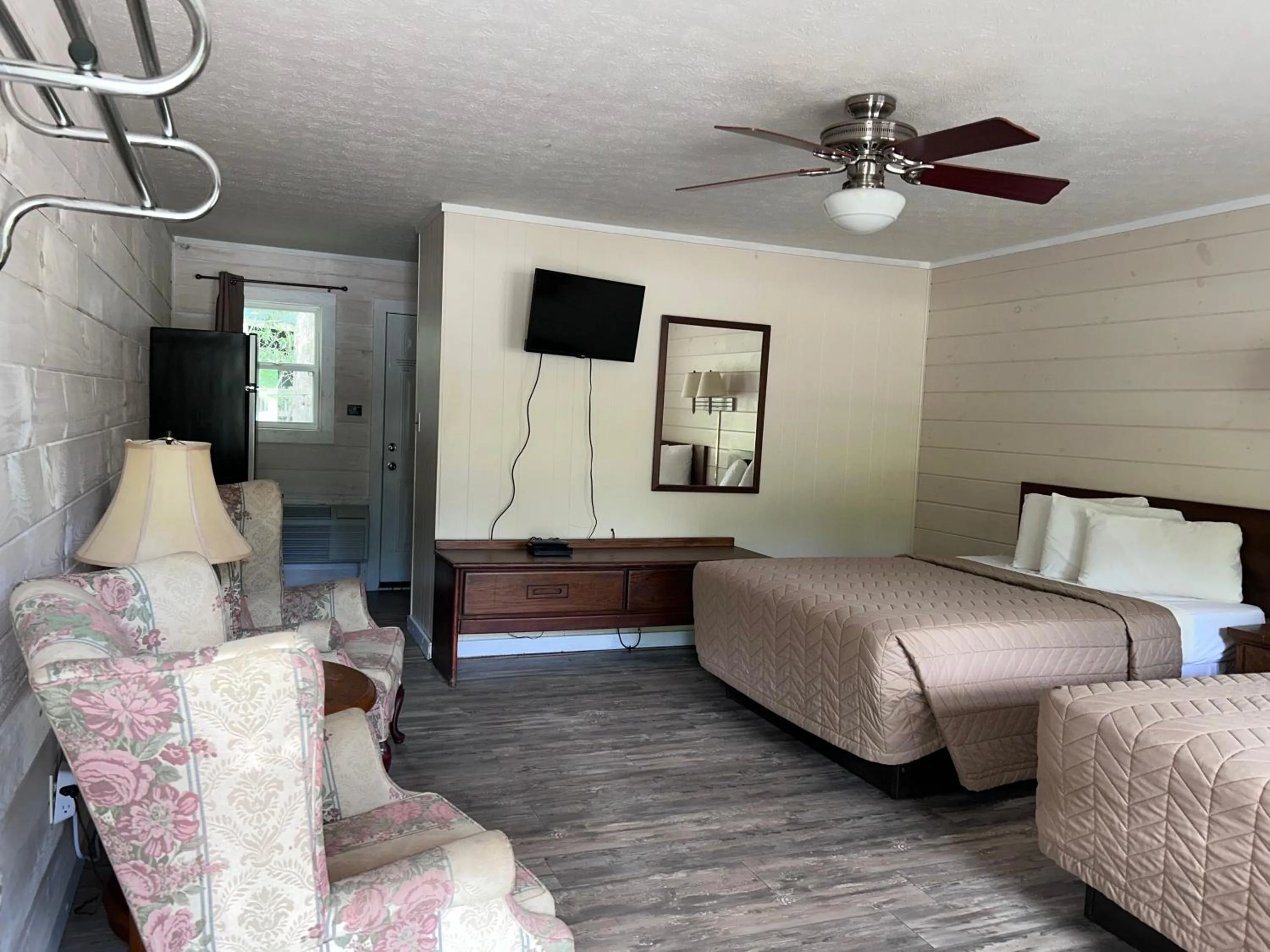 Bed in Stony Creek Motel