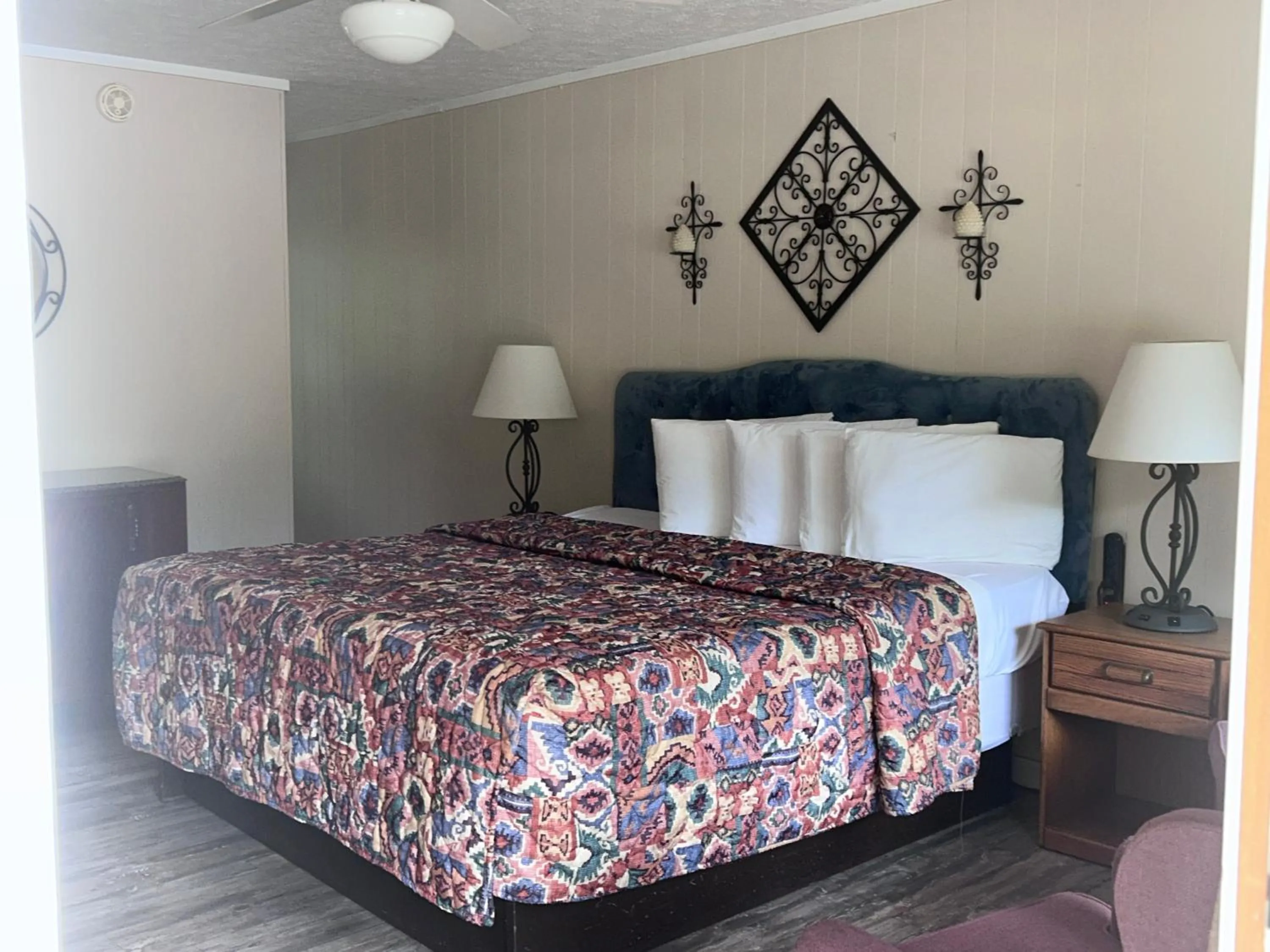 Bed in Stony Creek Motel