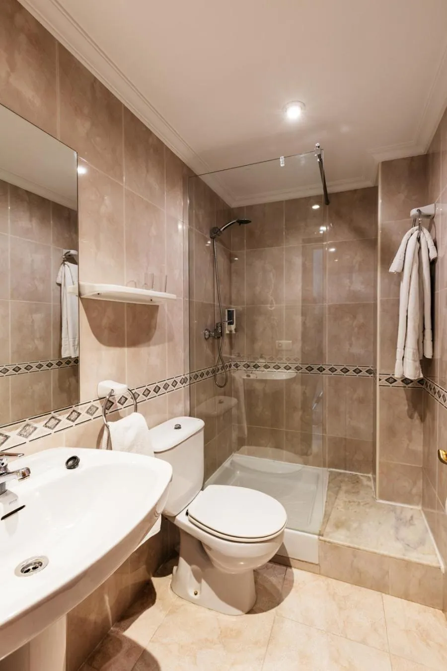 Shower in Pensión Zumardi