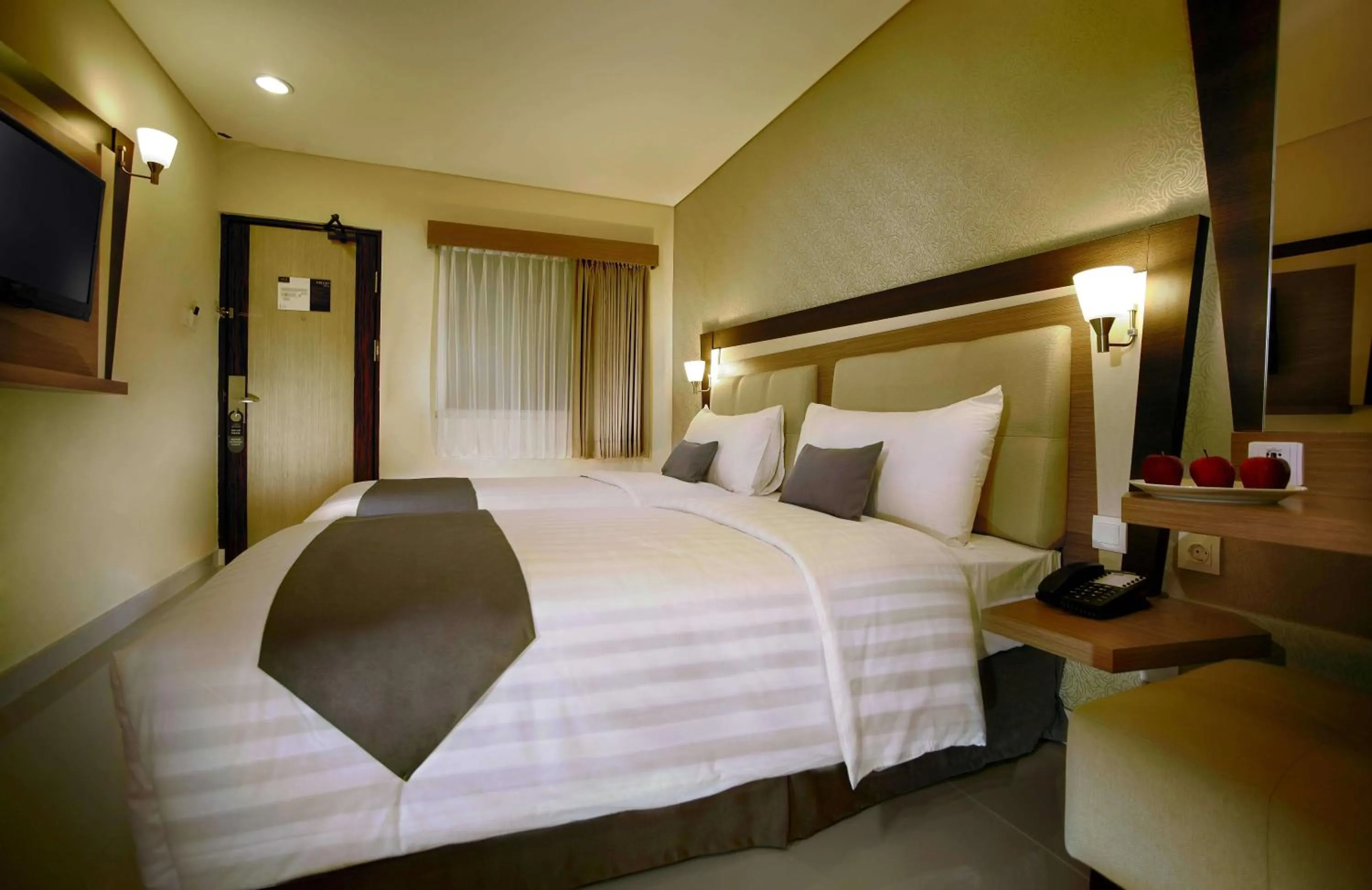 Coffee/tea facilities, Bed in Hotel Neo - Kuta, Jelantik