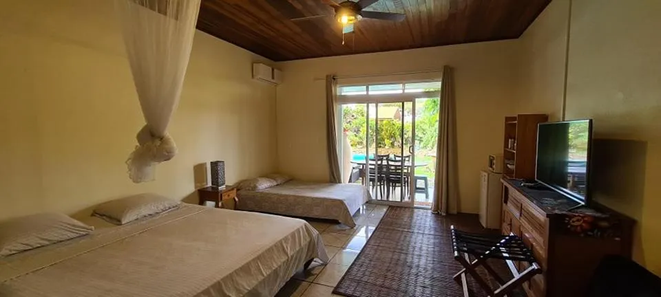 Photo of the whole room, Bed in TEA TAHITI Holidays