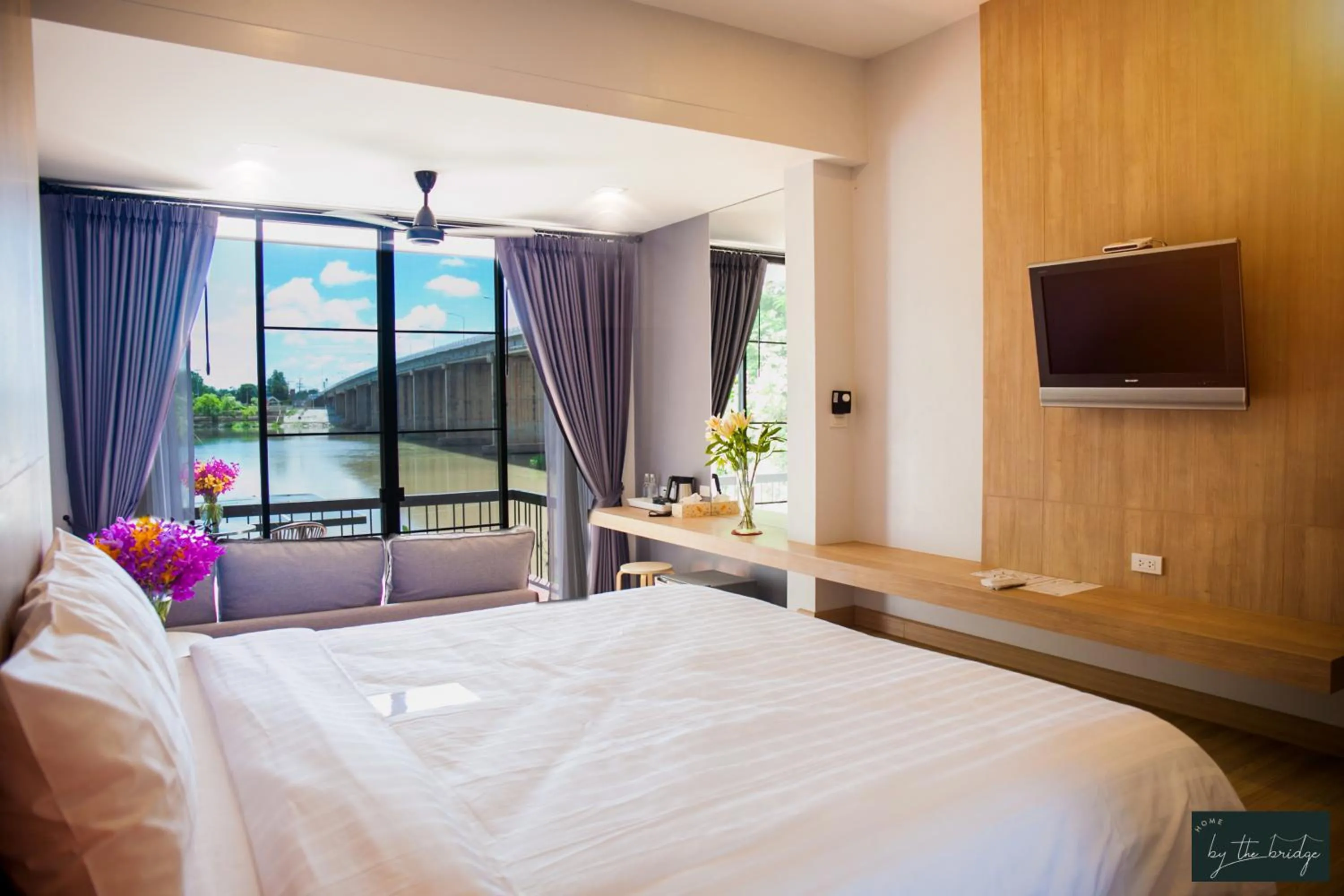 Home by the Bridge Hotel