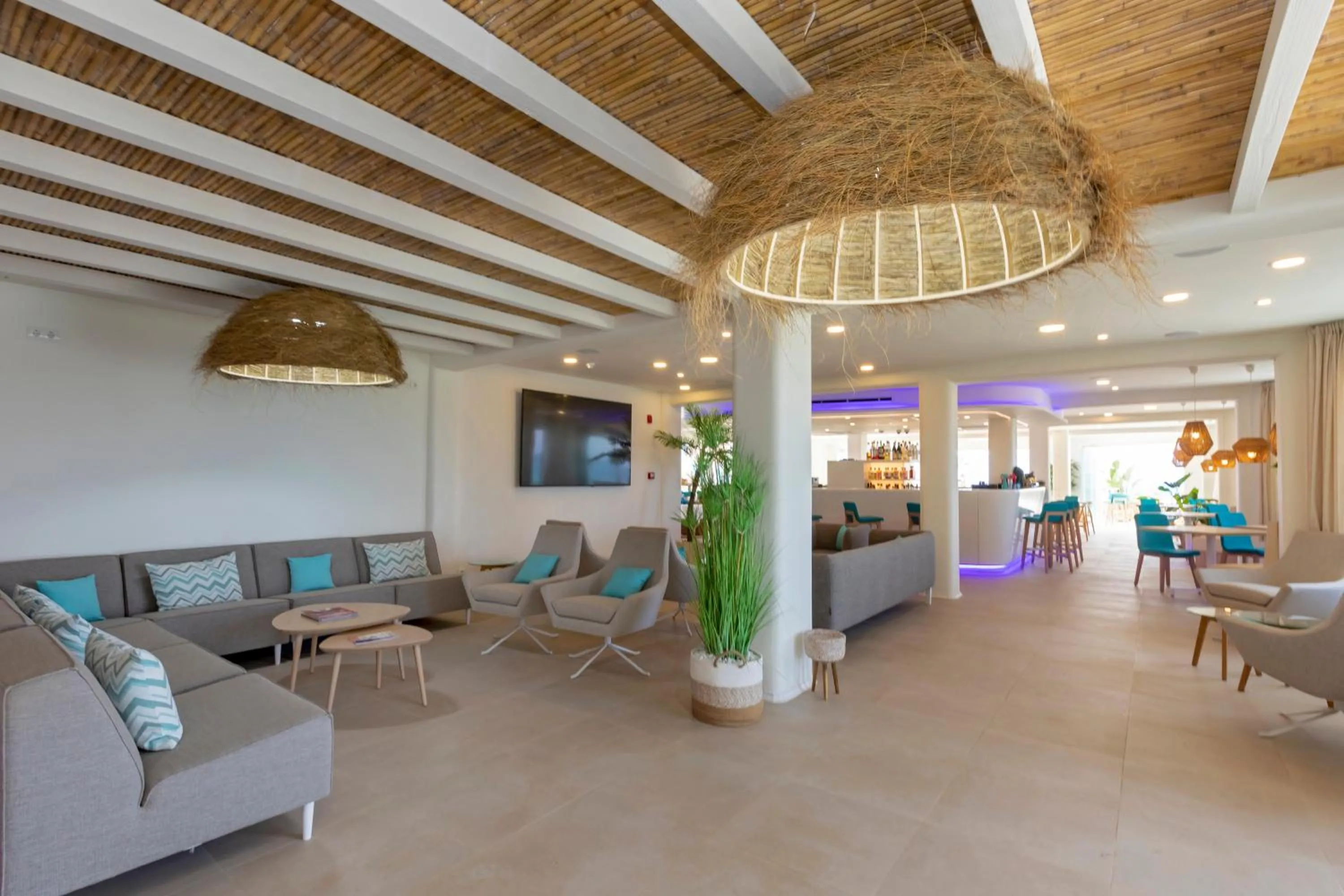 Communal lounge/ TV room in Hotel Maysi