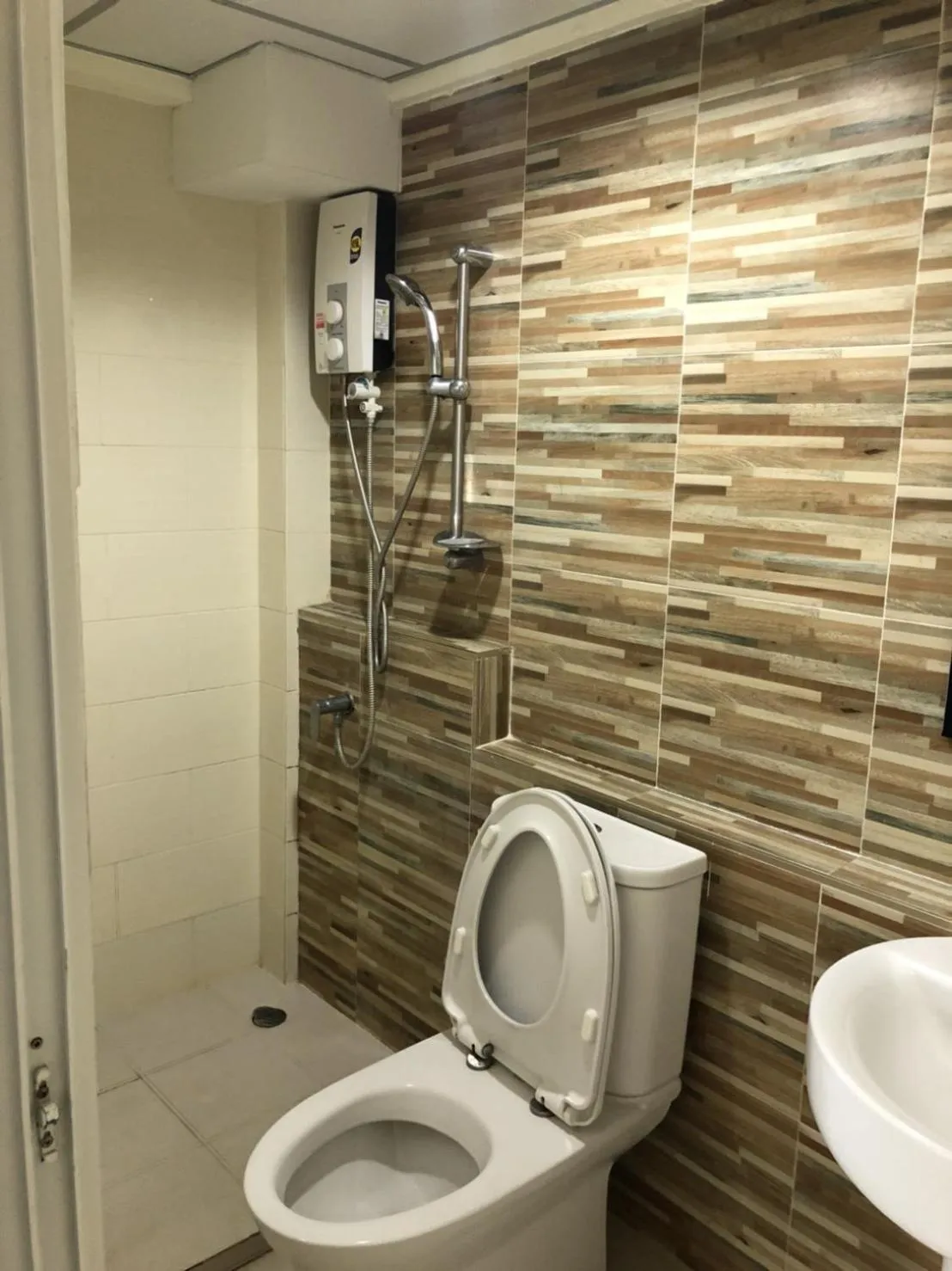 Shower in Petchsiri Boutique Hotel เพชรสิริ บูทิค