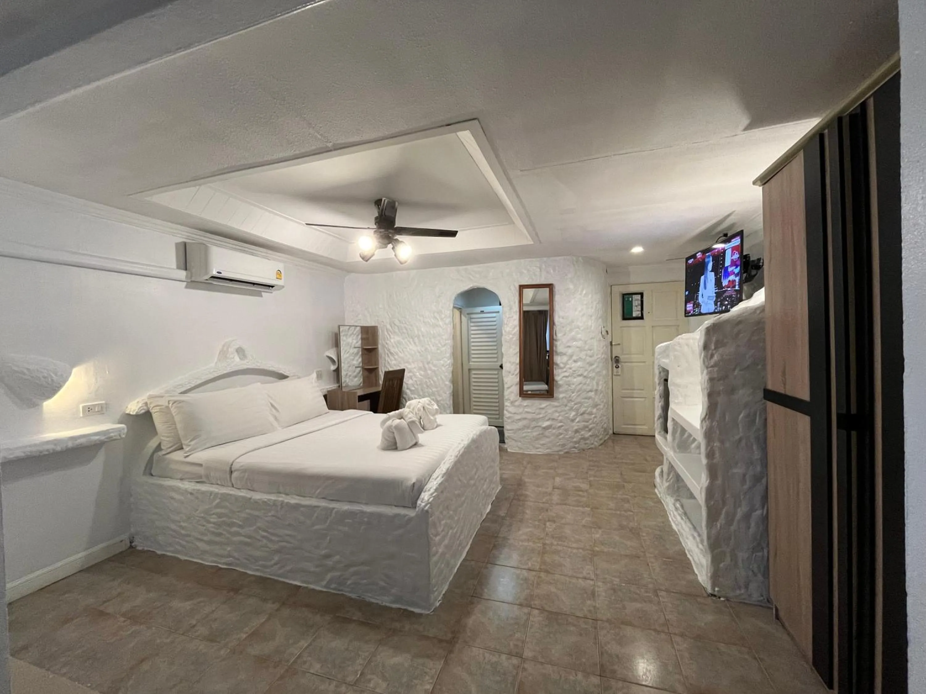 Bathroom, Bed in Big Boys' Bed & Burger - Patong Beach