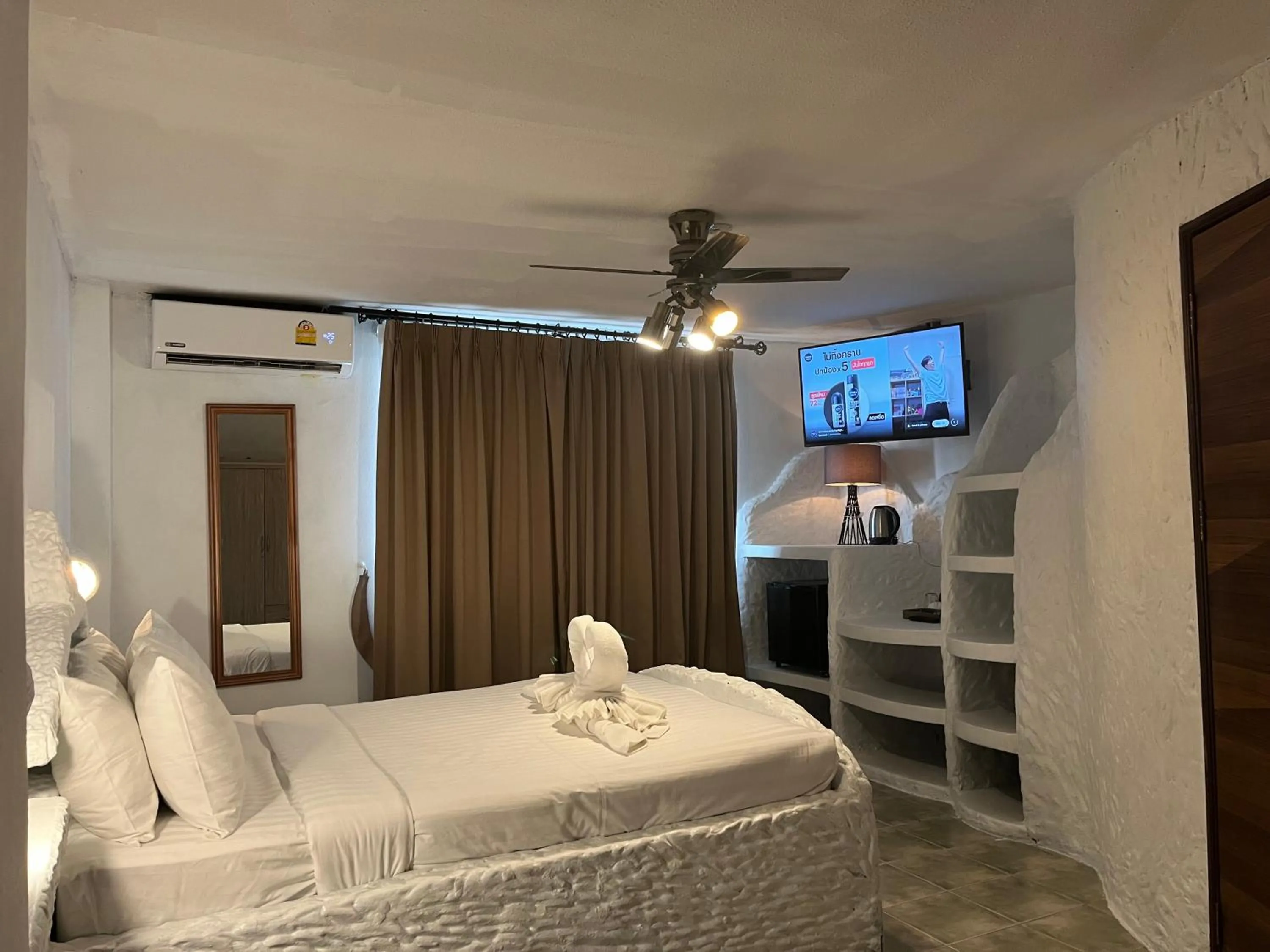 Bedroom, Bed in Big Boys' Bed & Burger - Patong Beach