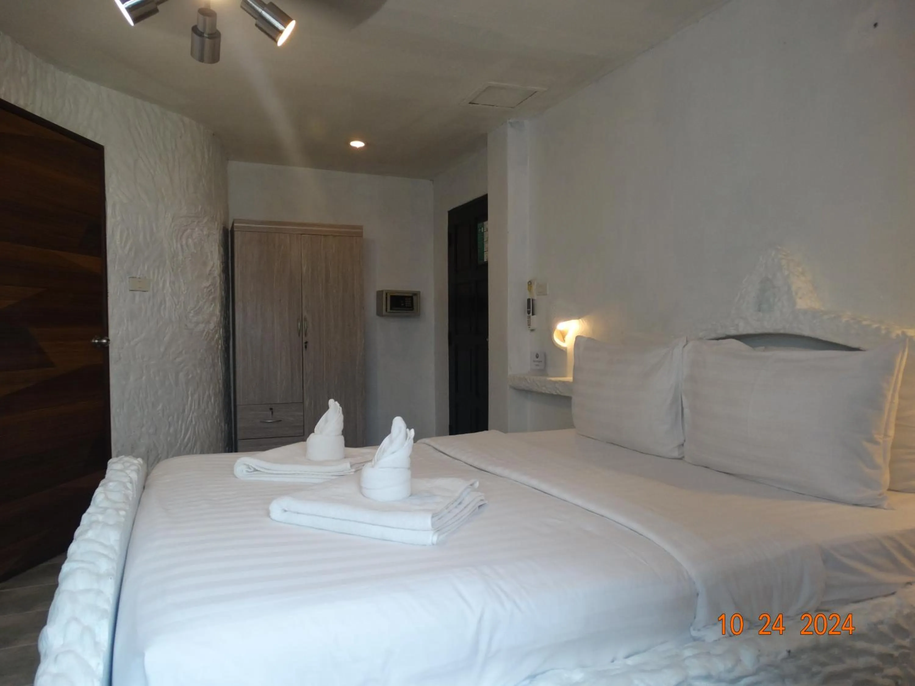 Bedroom, Bed in Big Boys' Bed & Burger - Patong Beach