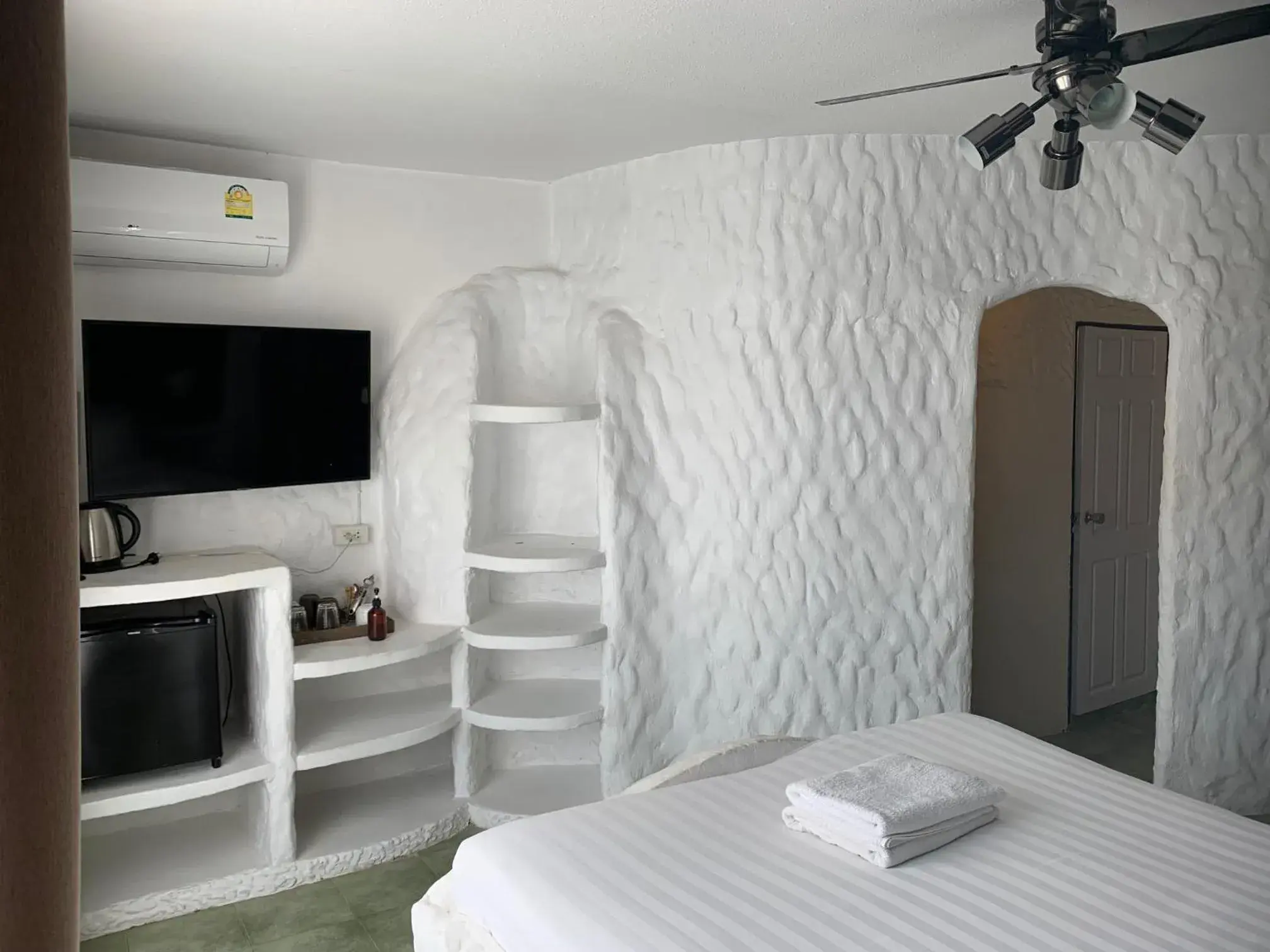 Bathroom, Bed in Big Boys' Bed & Burger - Patong Beach Bathroom, Bed in Big Boys' Bed & Burger - Patong Beach