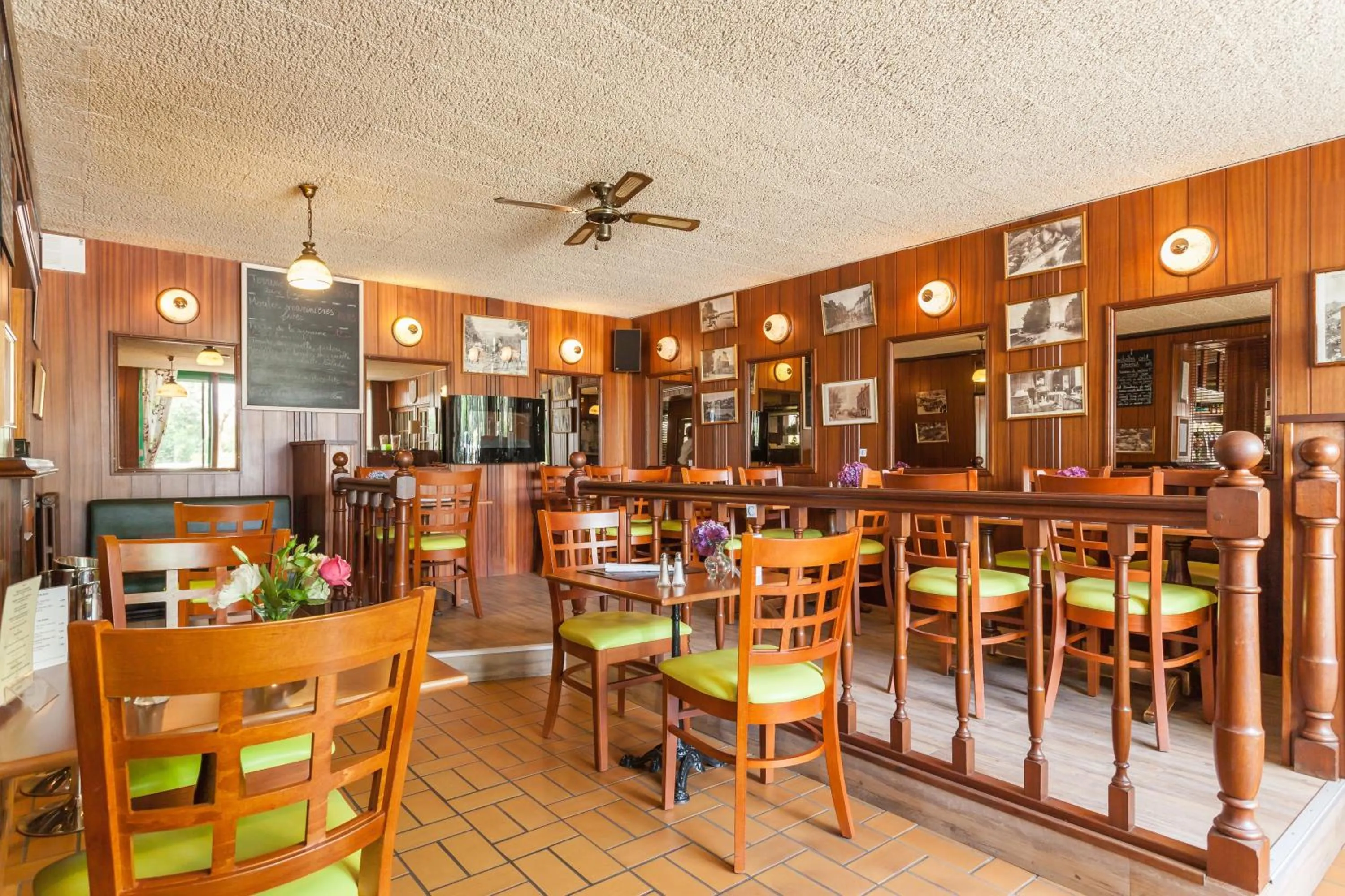 Lounge or bar in Hôtel du Lac