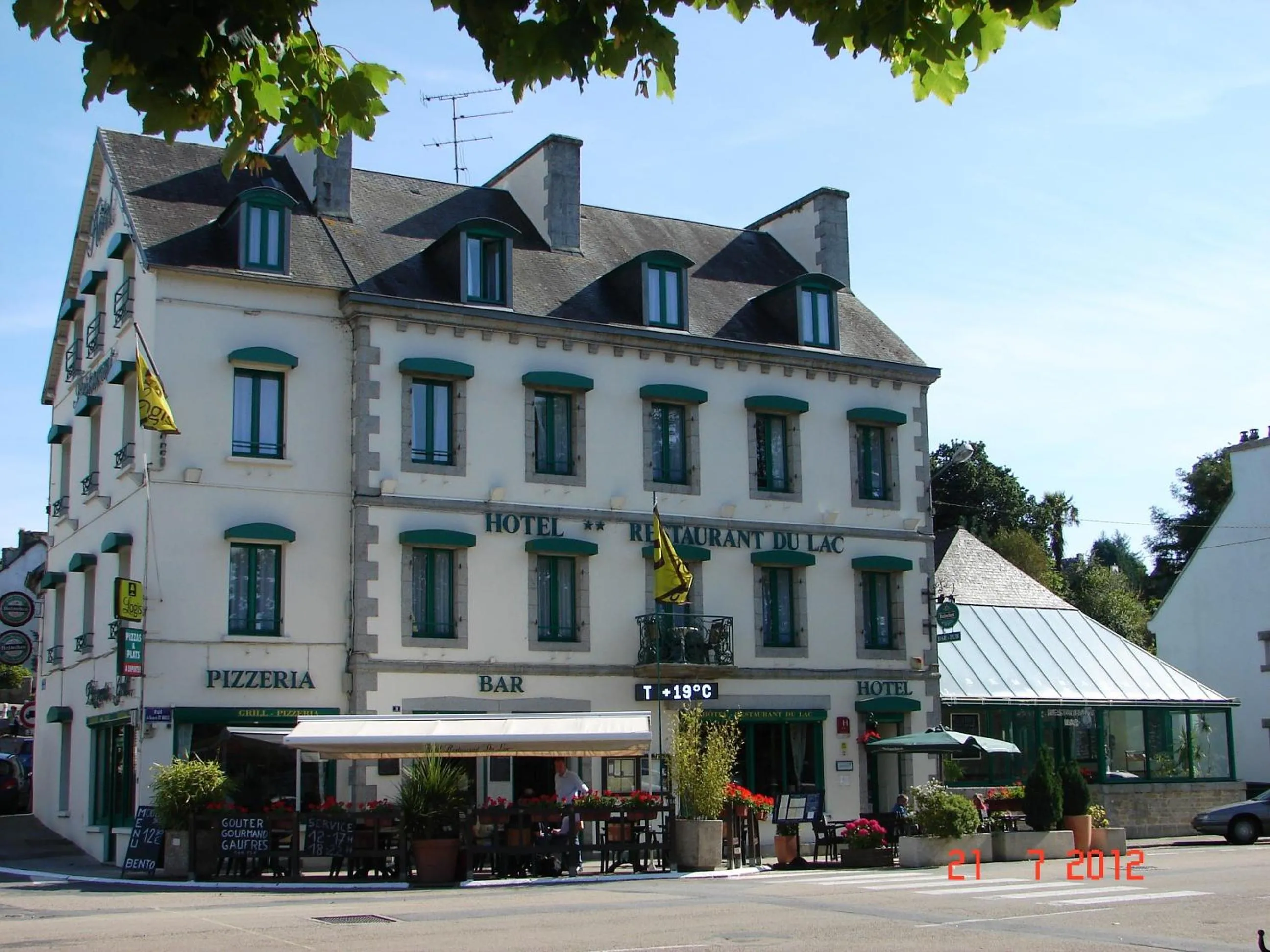 Facade/entrance in Hôtel du Lac
