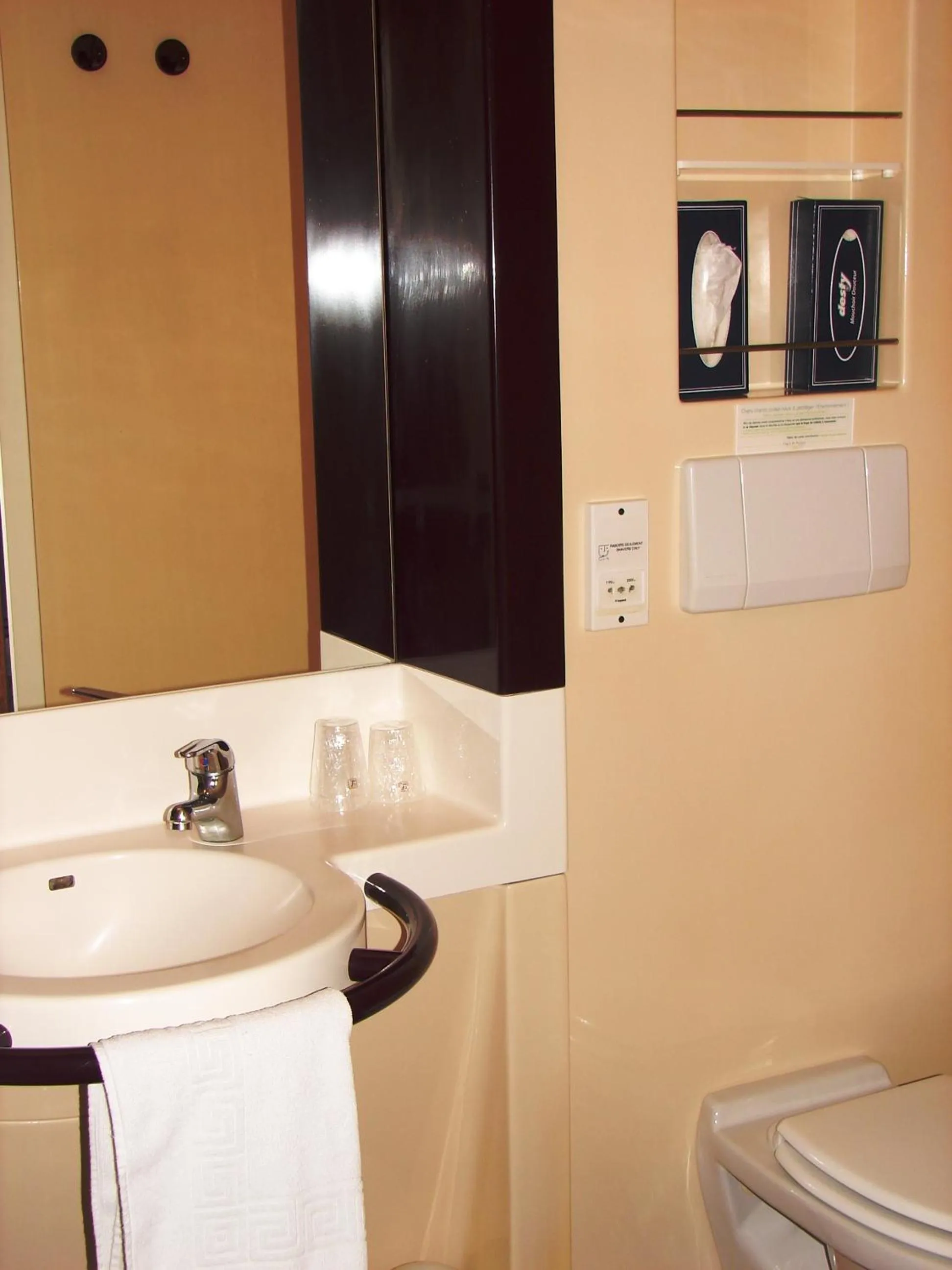 Bathroom in Hôtel du Lac