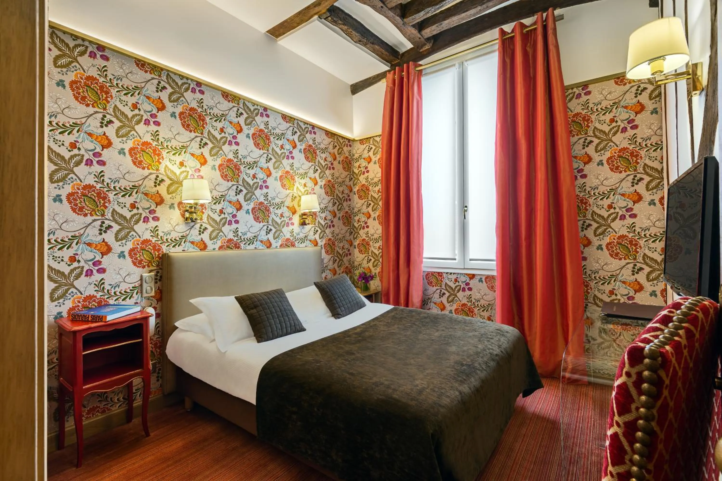 Photo of the whole room, Bed in Hôtel Saint-Paul Rive-Gauche