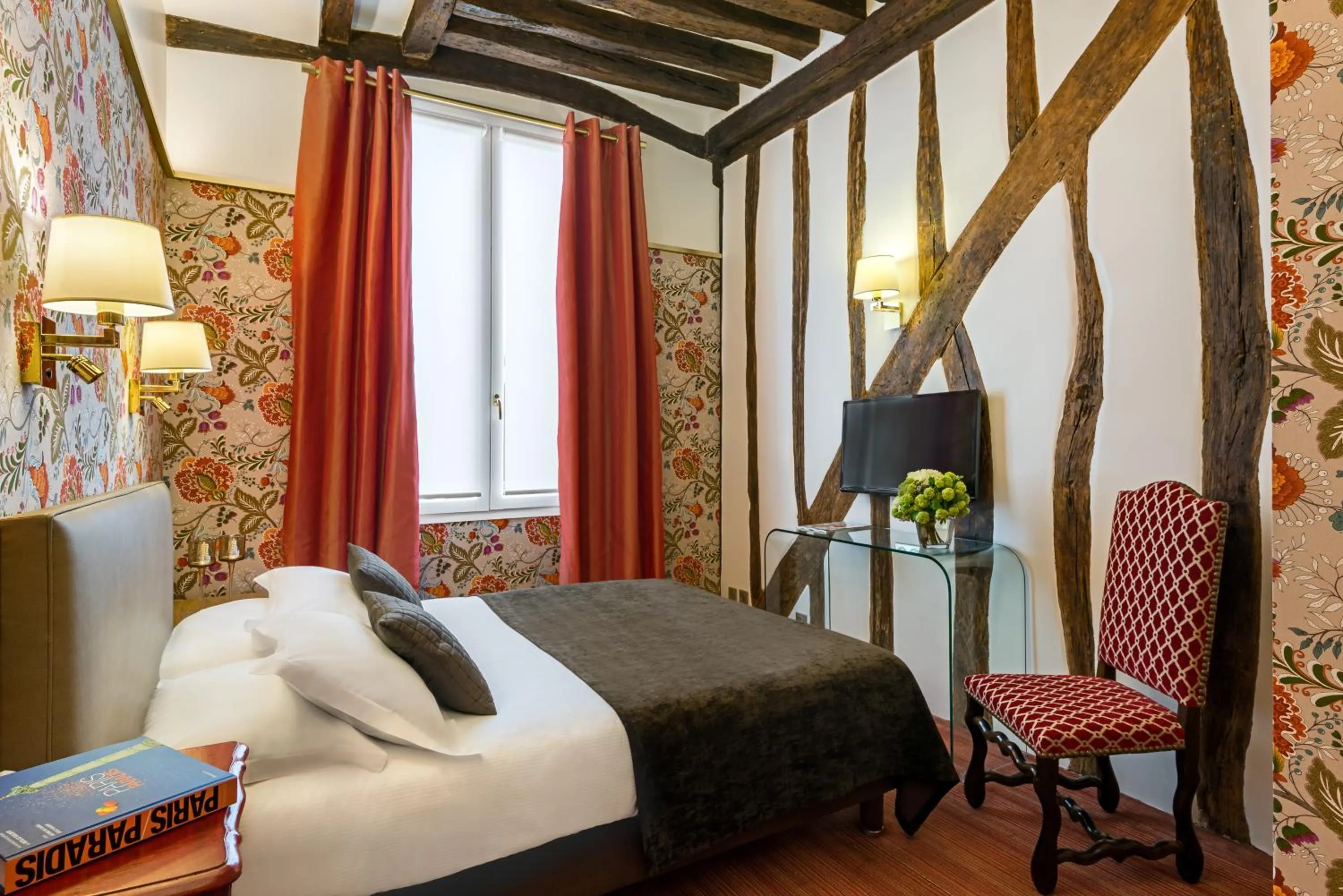 Photo of the whole room, Bed in Hôtel Saint-Paul Rive-Gauche