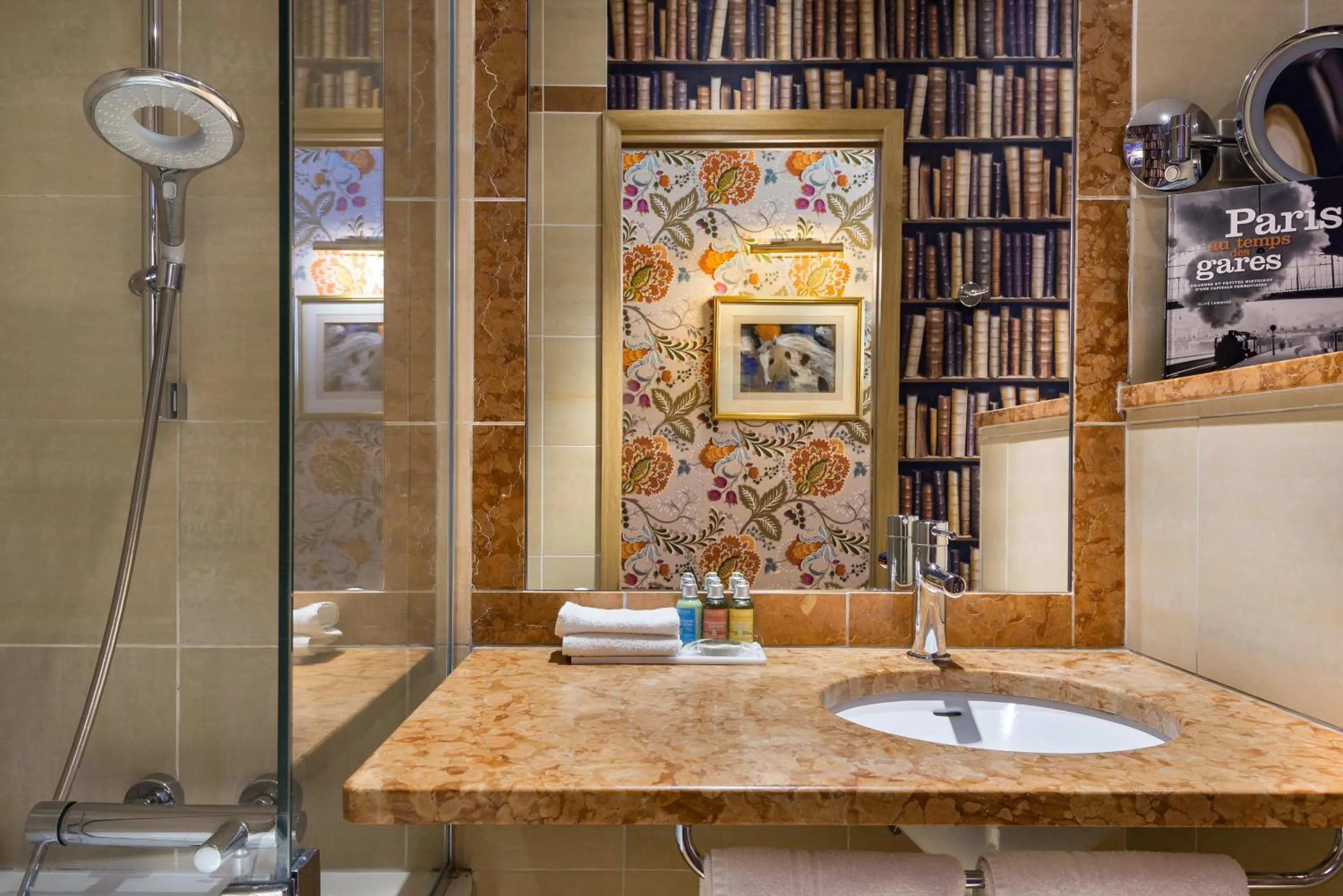 Bathroom in Hôtel Saint-Paul Rive-Gauche