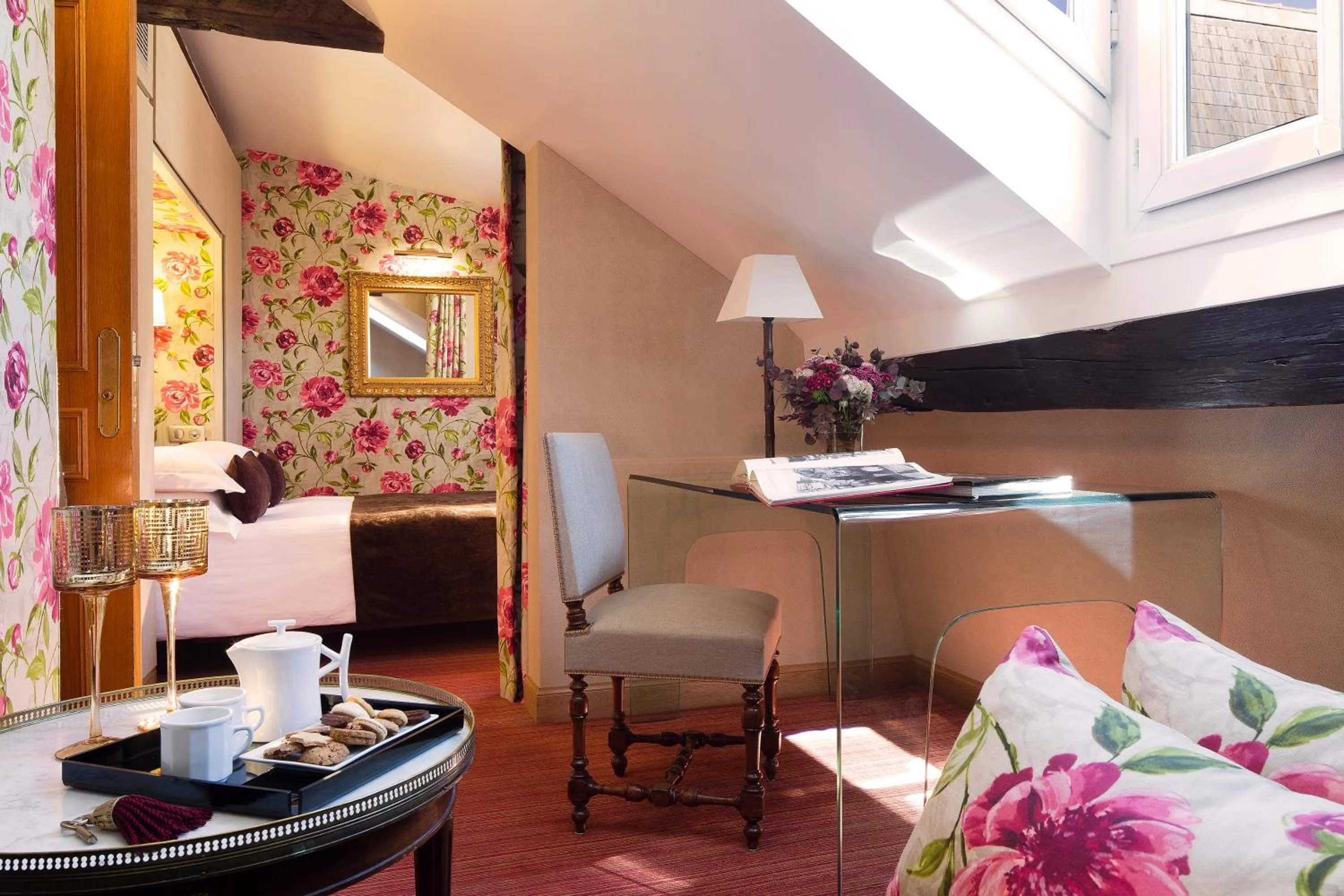 Photo of the whole room, Bed in Hôtel Saint-Paul Rive-Gauche