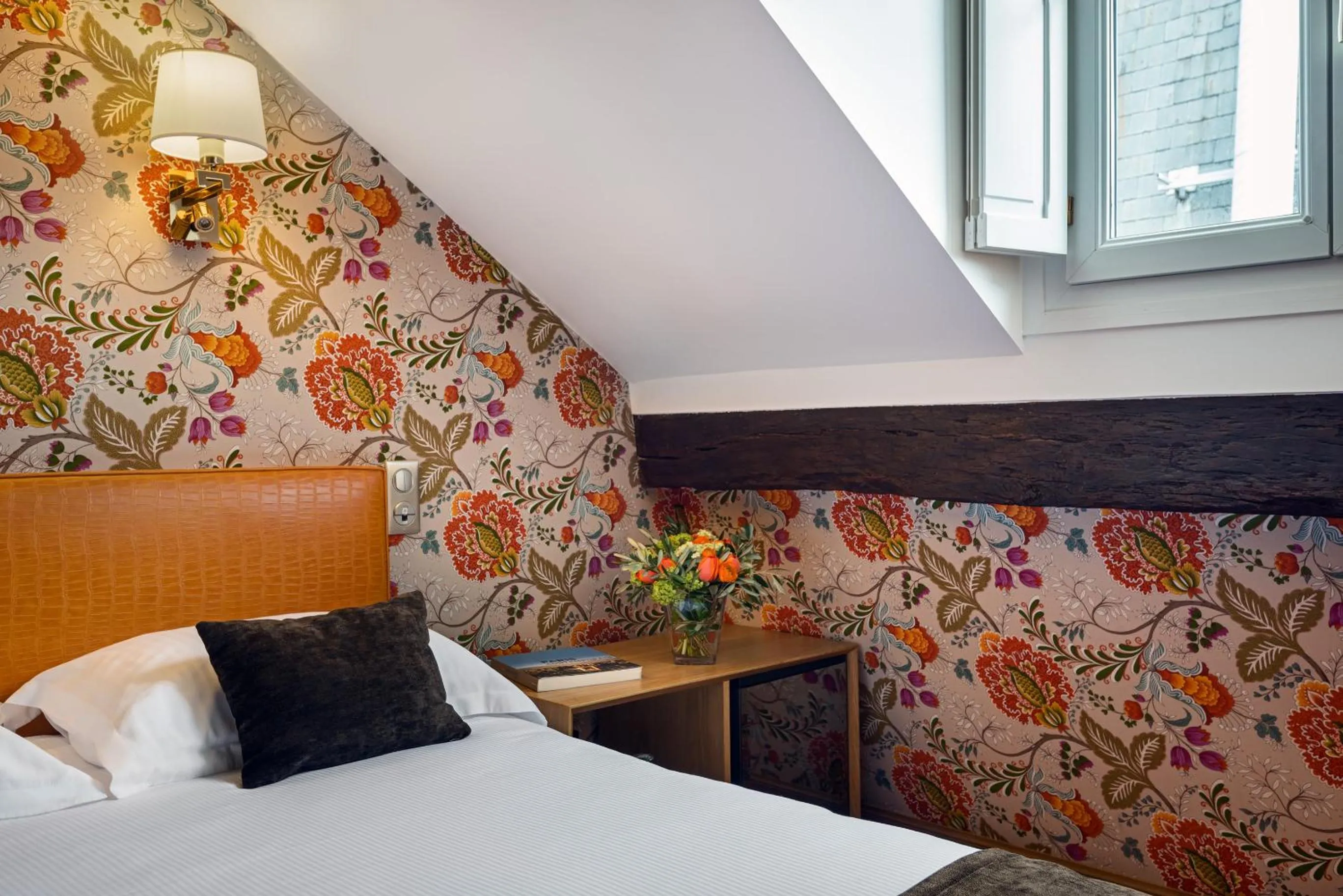 Decorative detail, Bed in Hôtel Saint-Paul Rive-Gauche