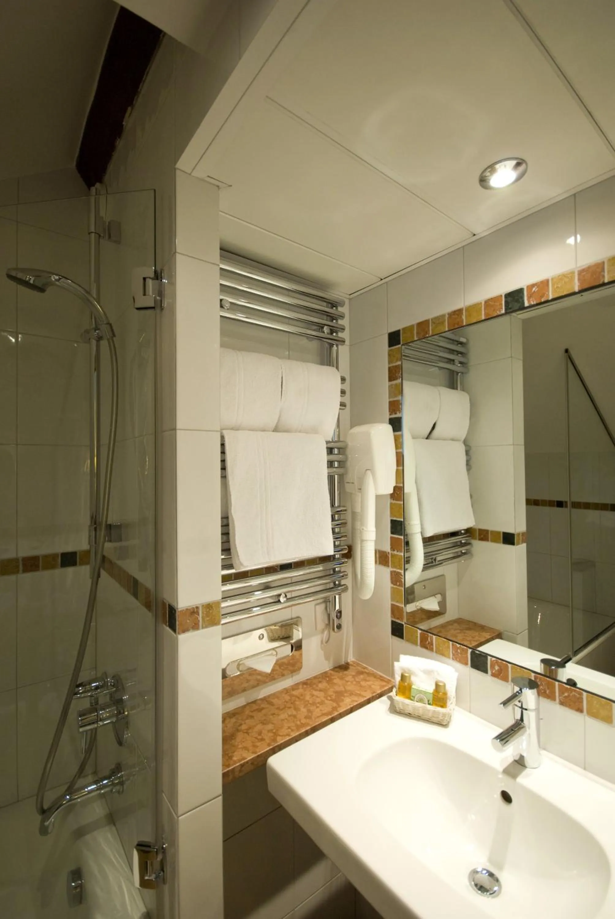 Bathroom in Hôtel Saint-Paul Rive-Gauche