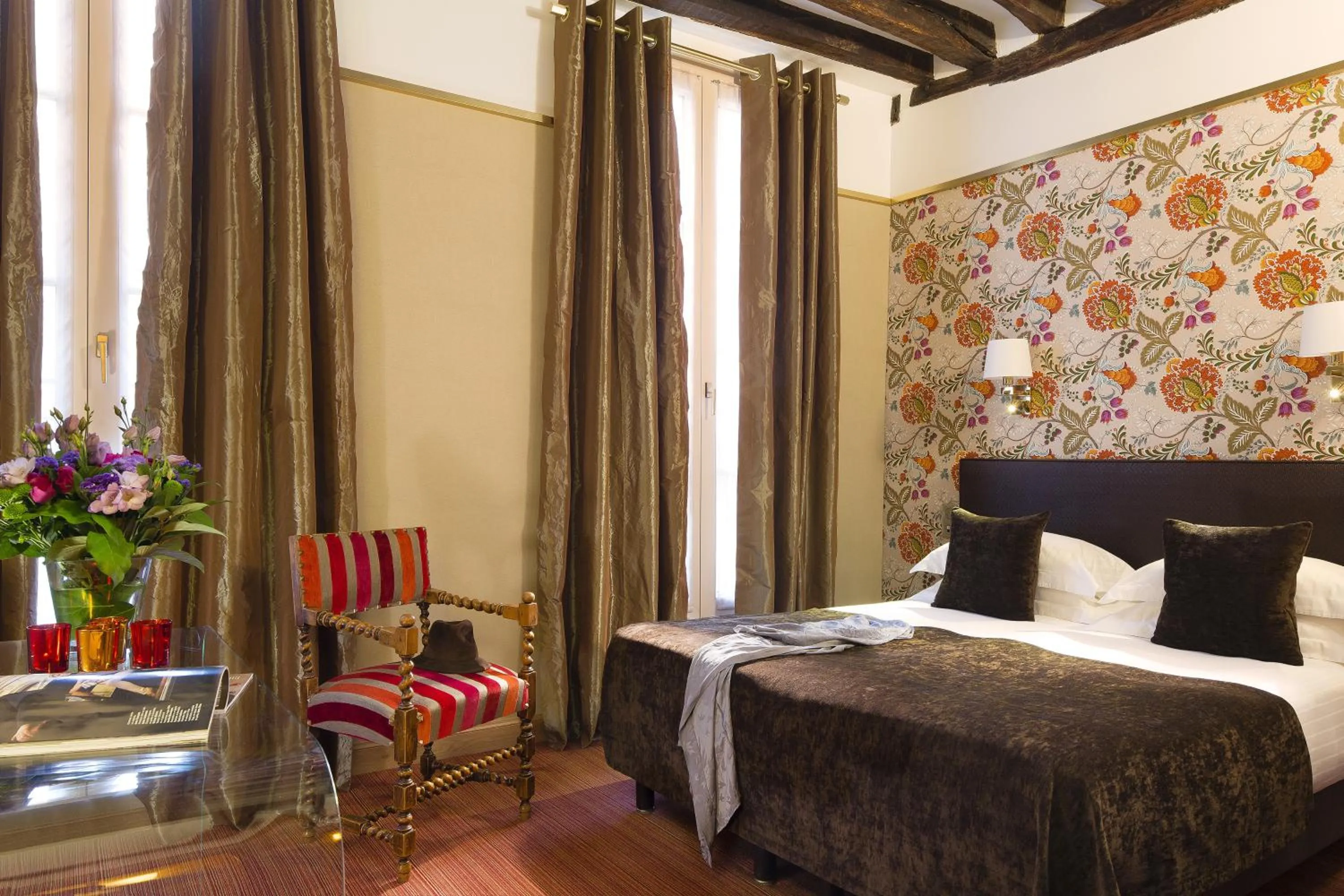 Bed in Hôtel Saint-Paul Rive-Gauche